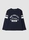 T-shirt blu in puro cotone con stampa college regular fit_0