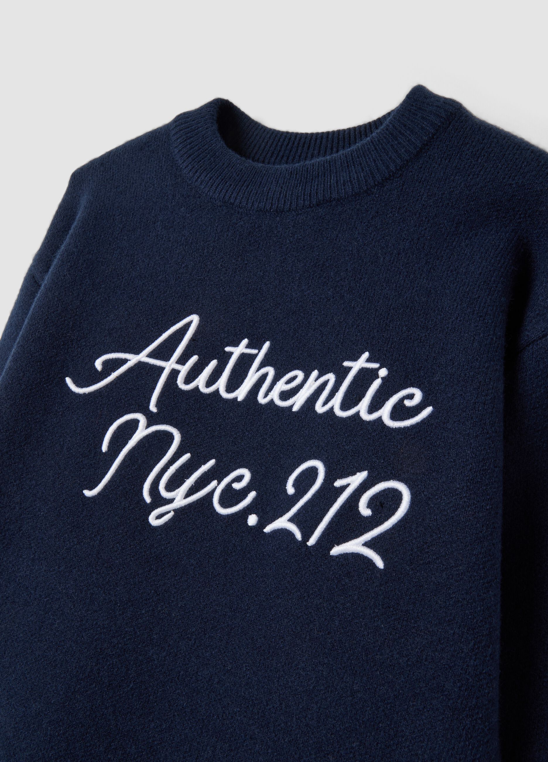 Maglione blu navy girocollo con ricamo lettering