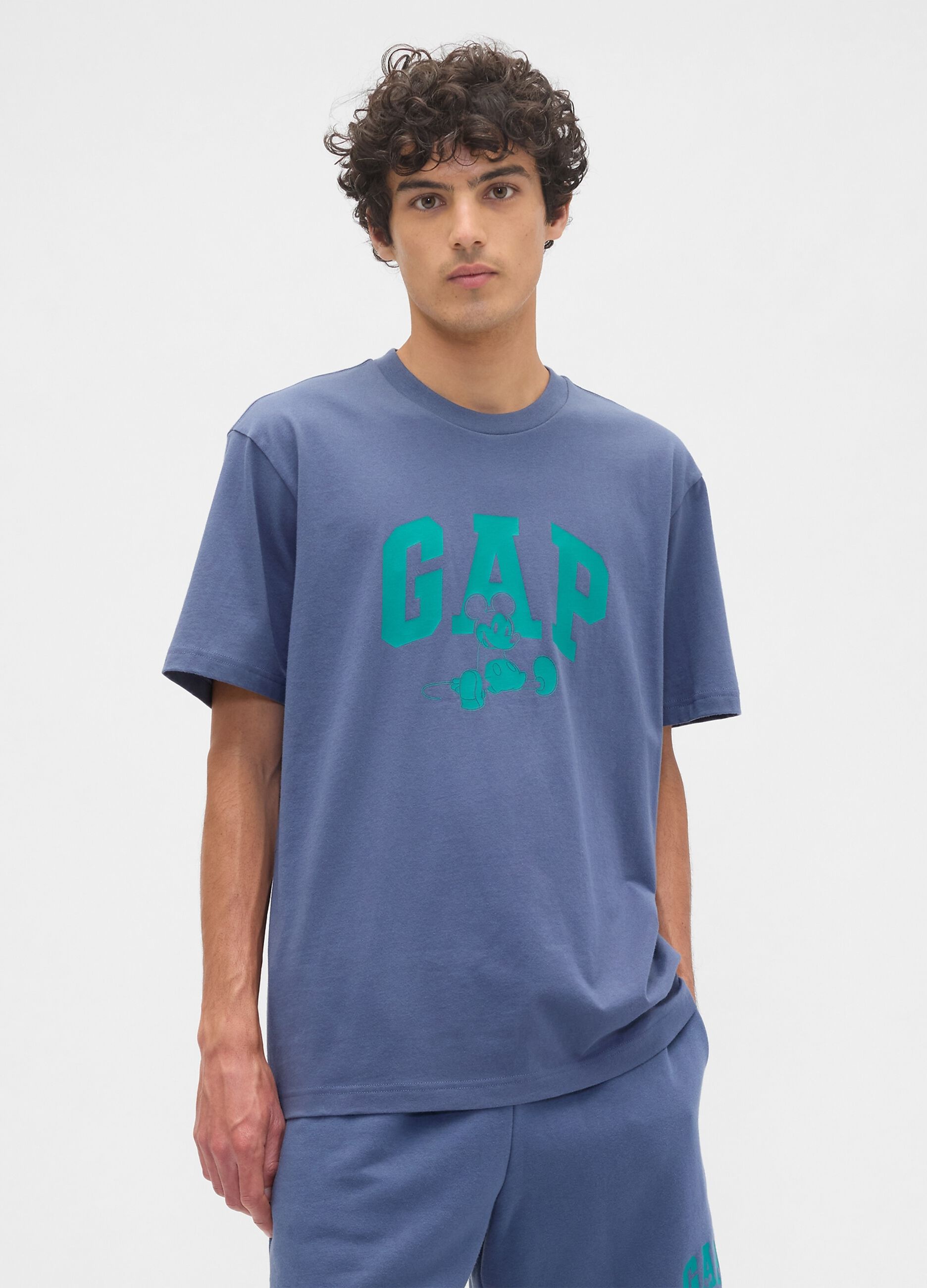 تيشيرت ديزني مصنوع من مزيج القطن مع شعار GAP