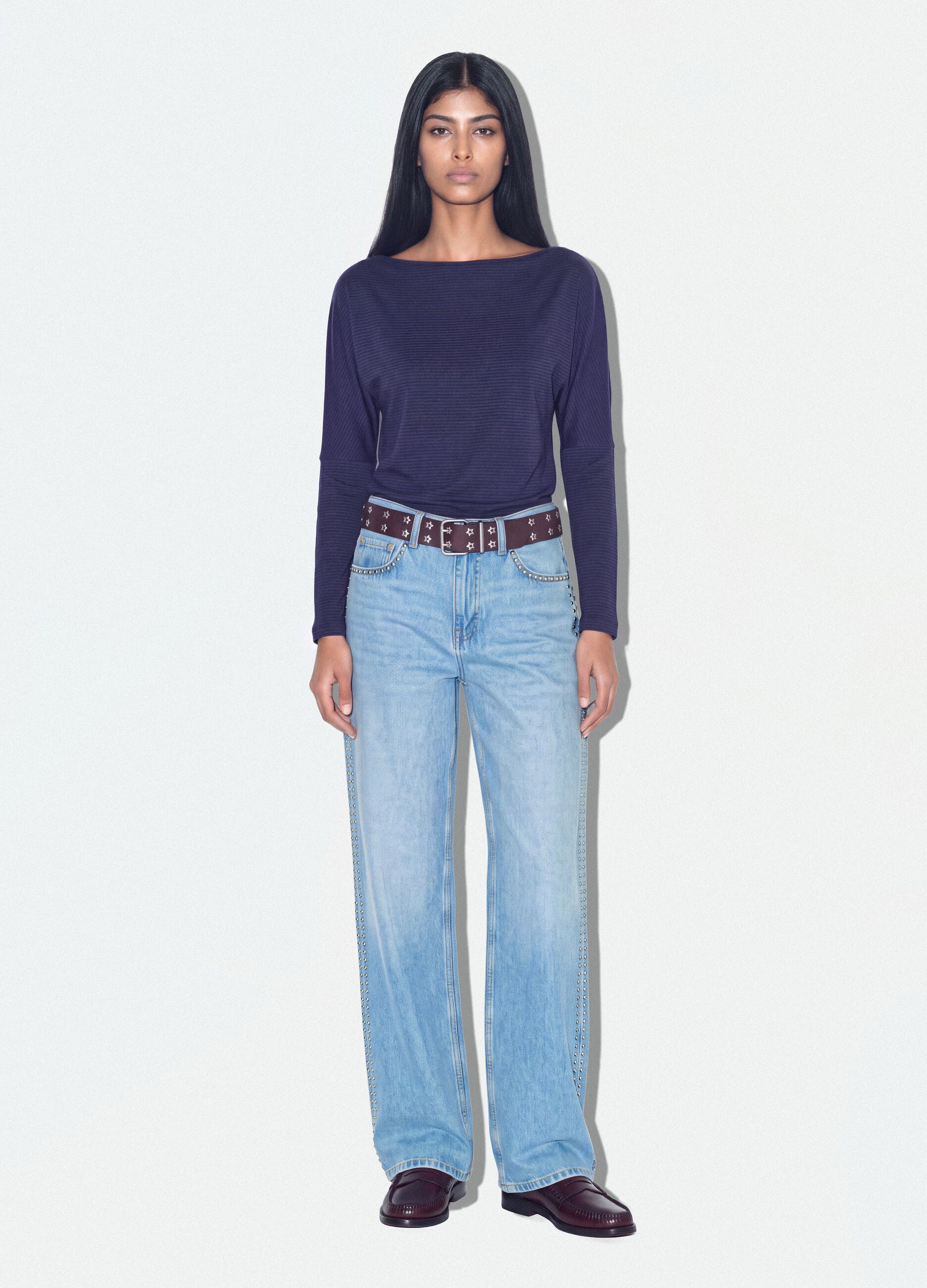 T-shirt blu in viscosa elasticizzata con scollo a barchetta