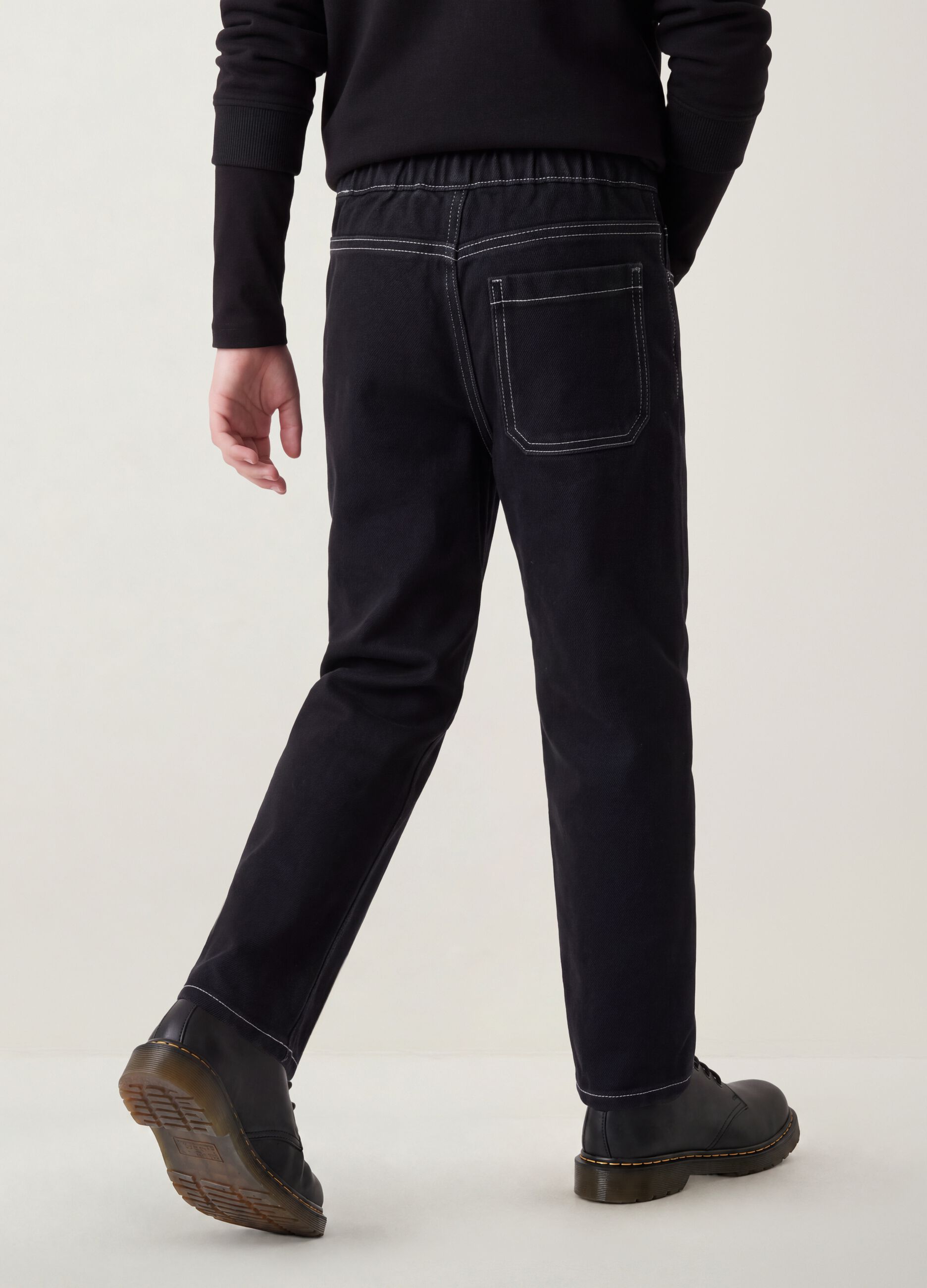 Jogger nero in misto cotone e viscosa con vita elasticizzata per bambino