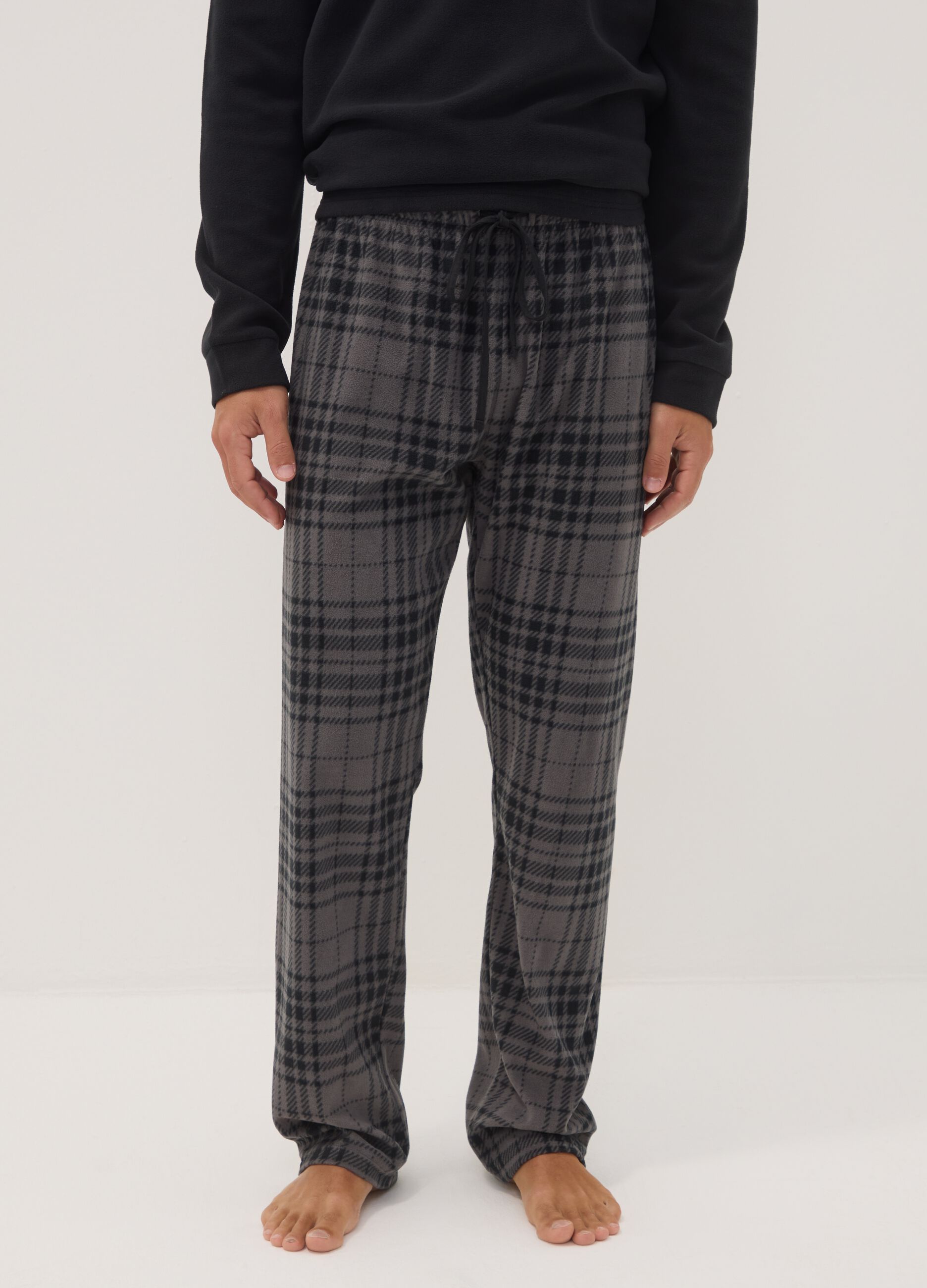 Pigiama grigio antracite con girocollo e pantaloni a quadri regular fit