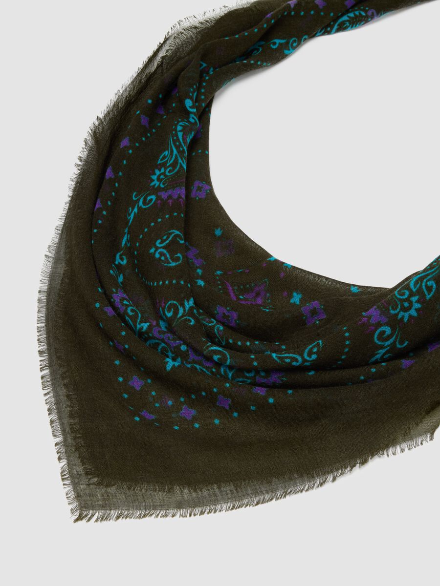 وشاح أخضر بمزيج من الصوف مع طبعة بيزلي_2