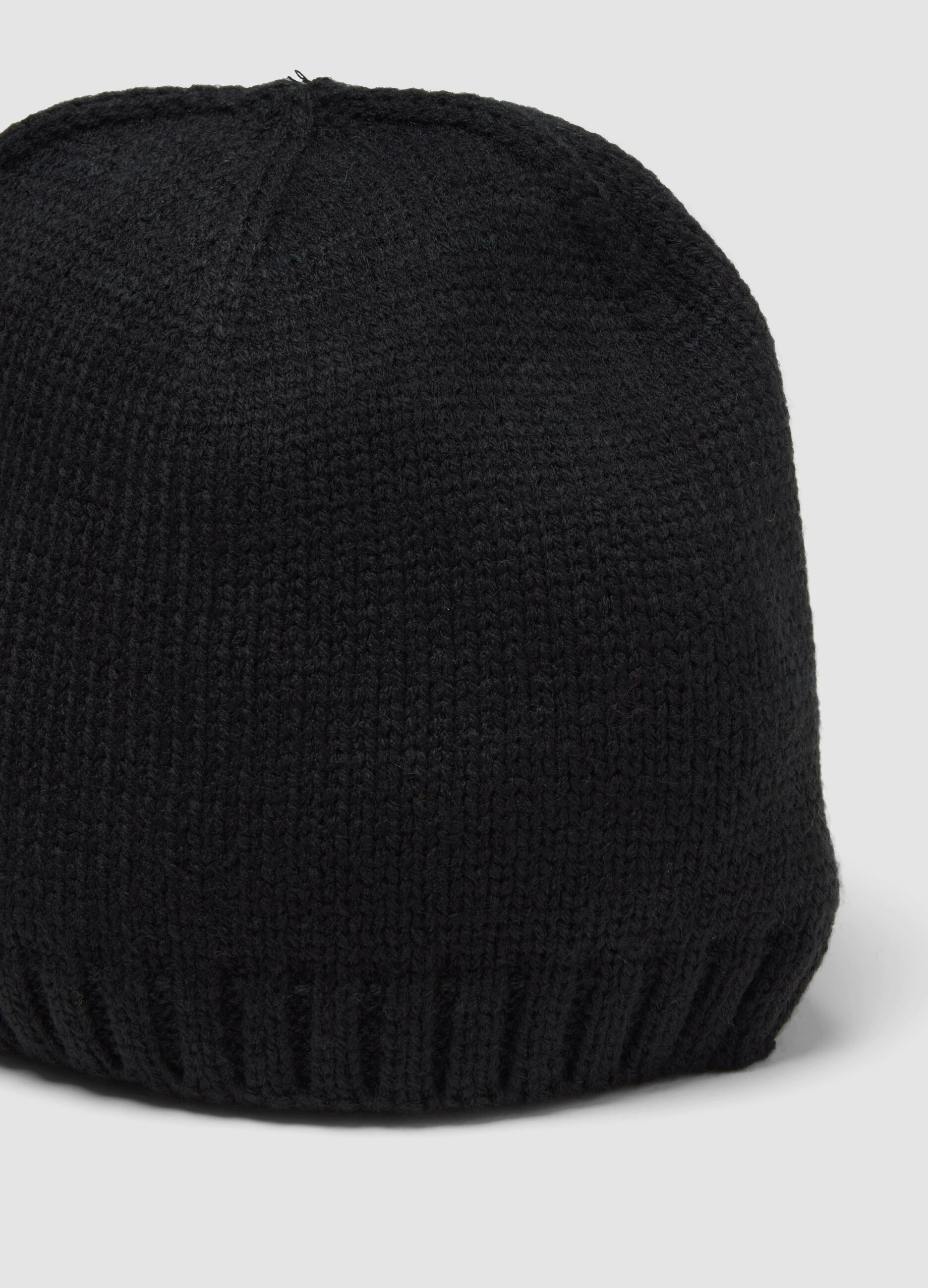 Cappello nero a costine
