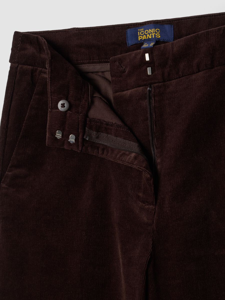 بنطال The Iconic Pants بني من قطن مطاطي مضلّع بقصّة مستقيمة_5