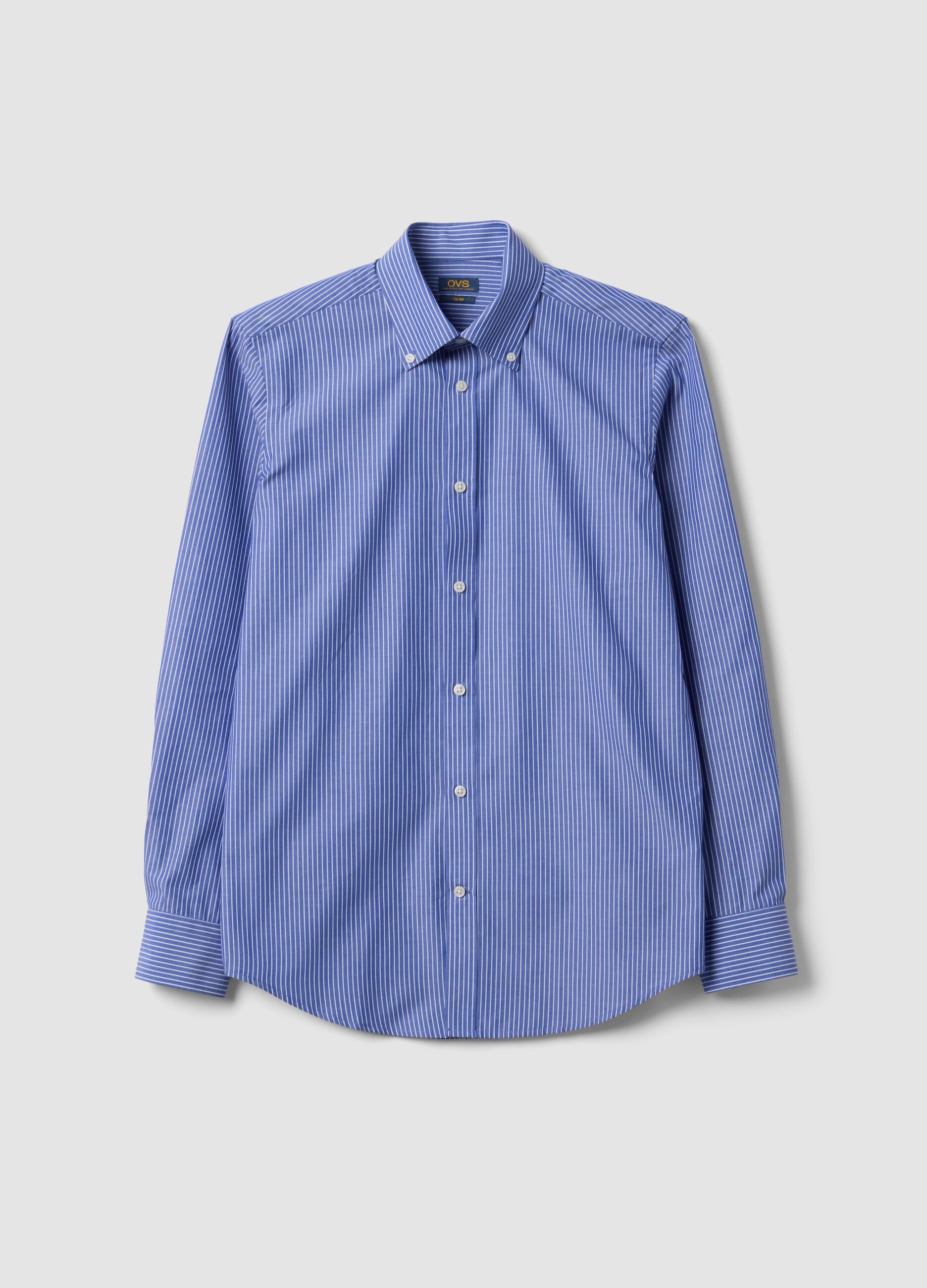 قميص أزرق بمزيج من القطن بياقة زرّية (Button-Down) بقصّة سليم وسهل الكيّ
