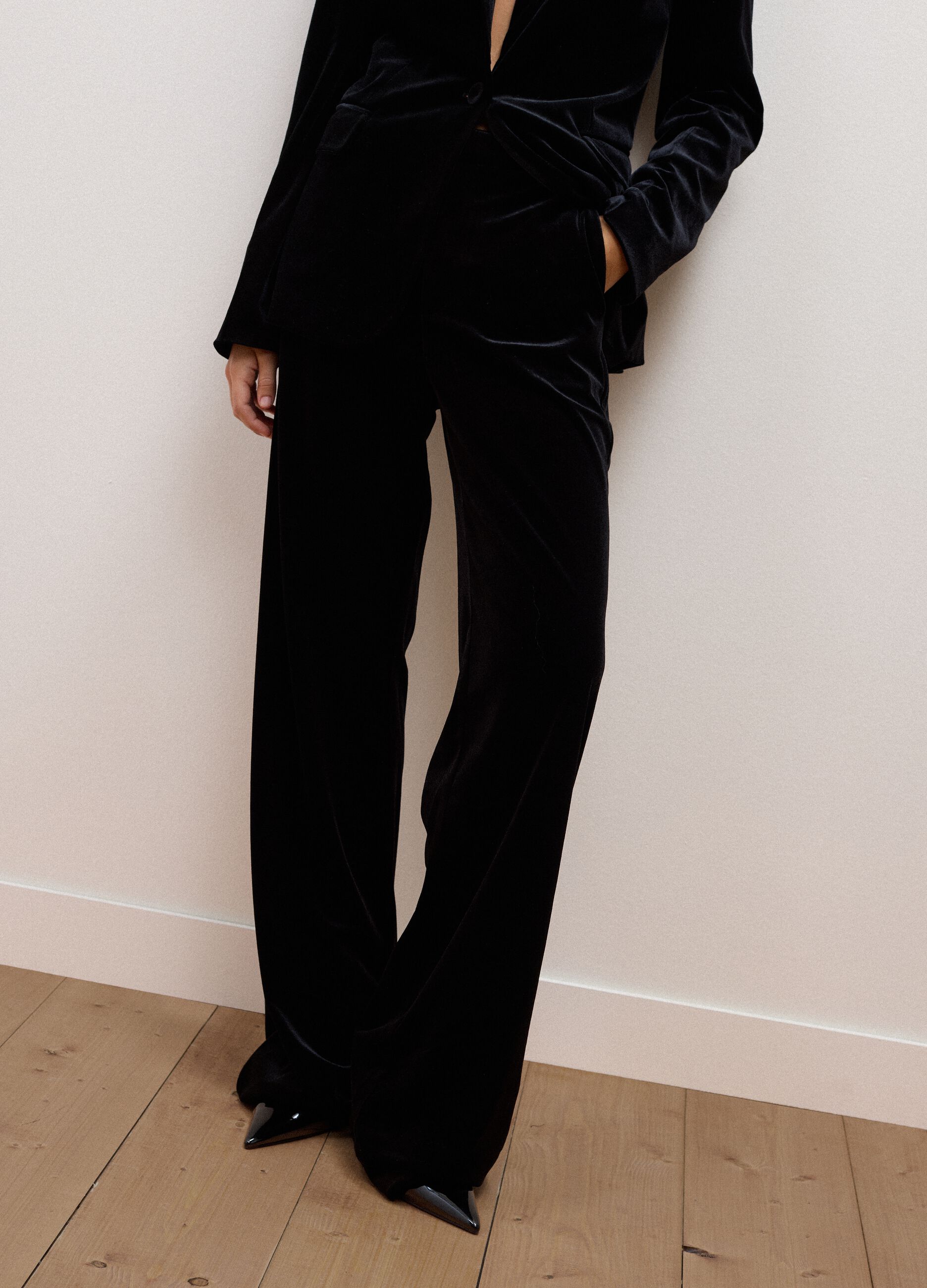 Pantaloni neri flare in tessuto elasticizzato