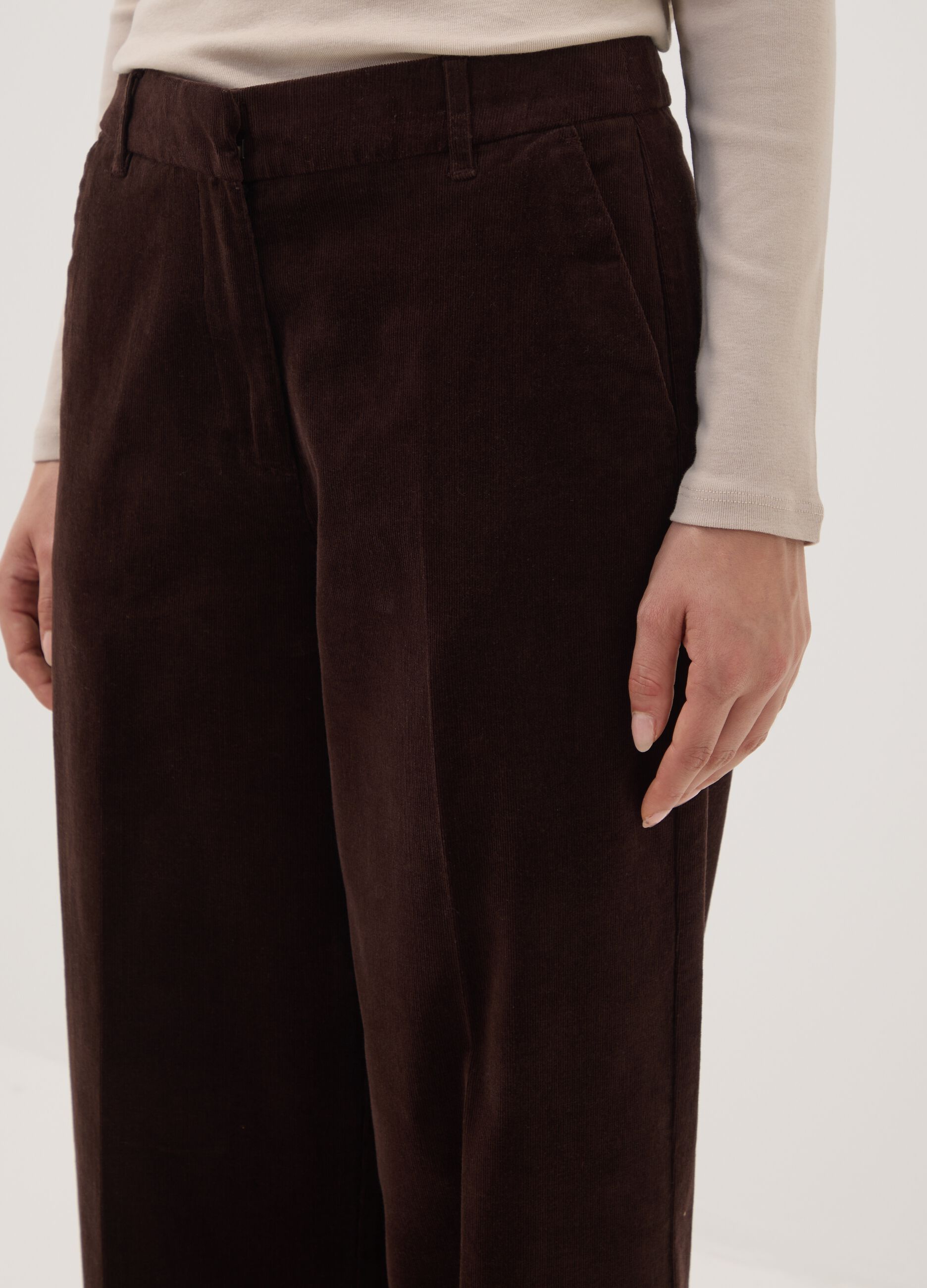 بنطال The Iconic Pants بني من قطن مطاطي مضلّع بقصّة مستقيمة