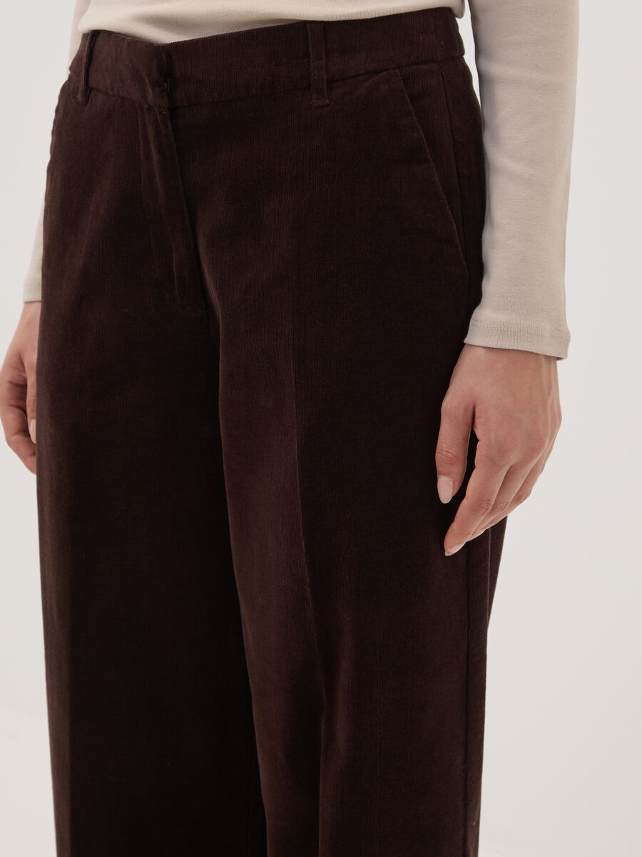 بنطال The Iconic Pants بني من قطن مطاطي مضلّع بقصّة مستقيمة_2