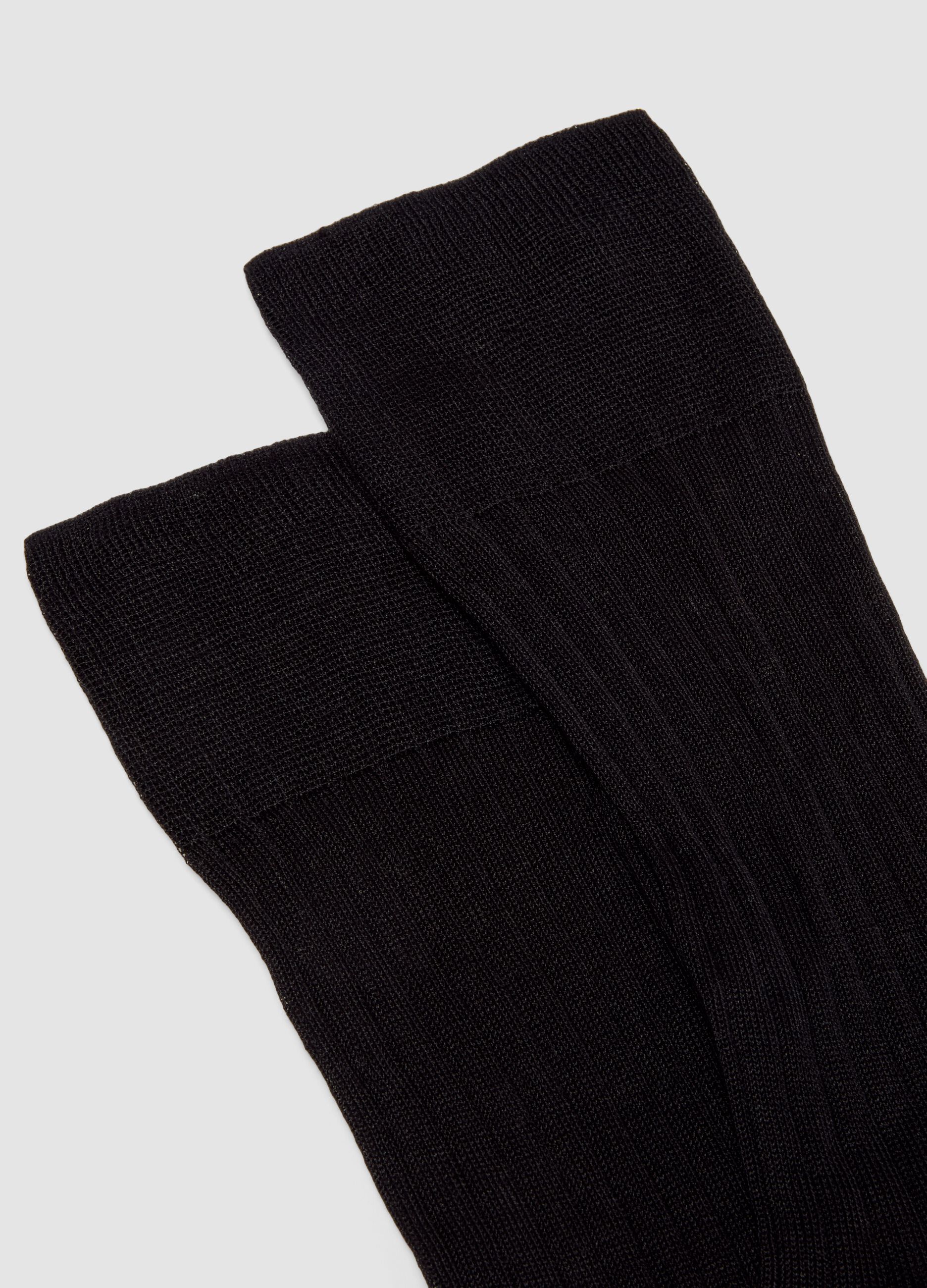 Black ribbed mid-calf socks in pure cotton