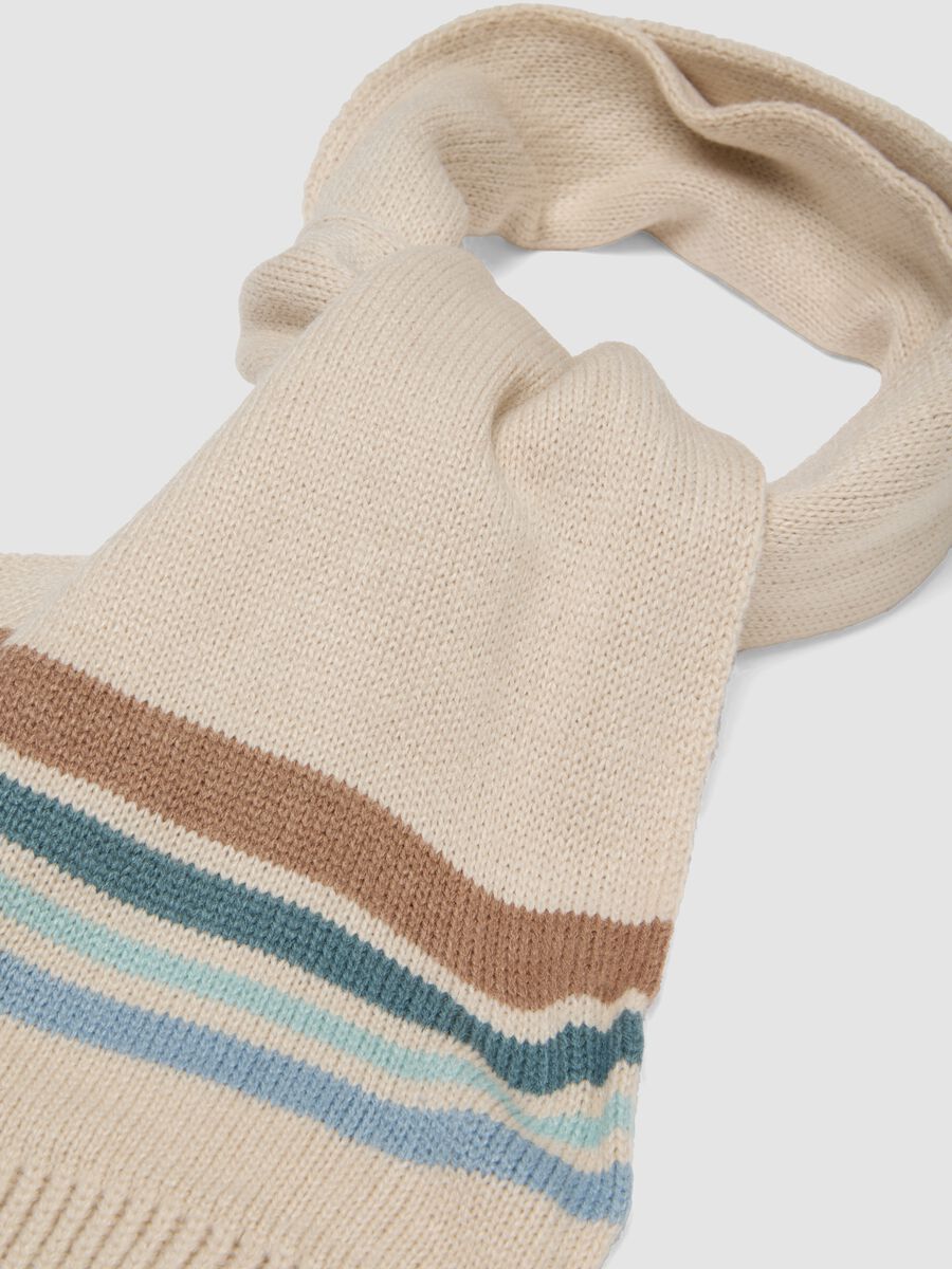 Beige knitted scarf with contrast stripes_2