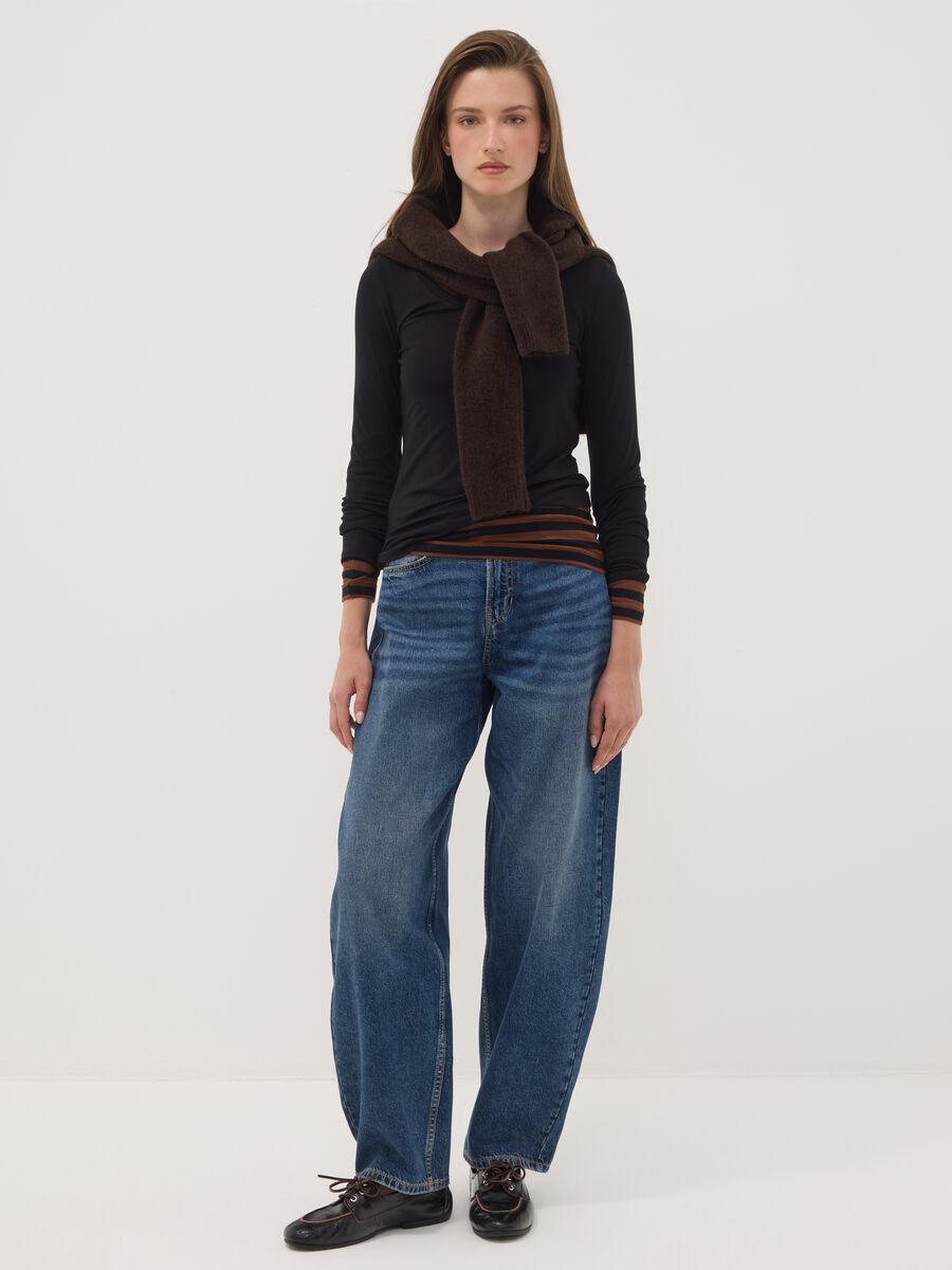 T-shirt nera in viscosa elasticizzata con girocollo slim fit_1
