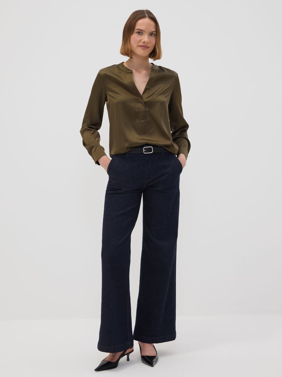 Camicia verde in tessuto elasticizzato con collo coreano_2