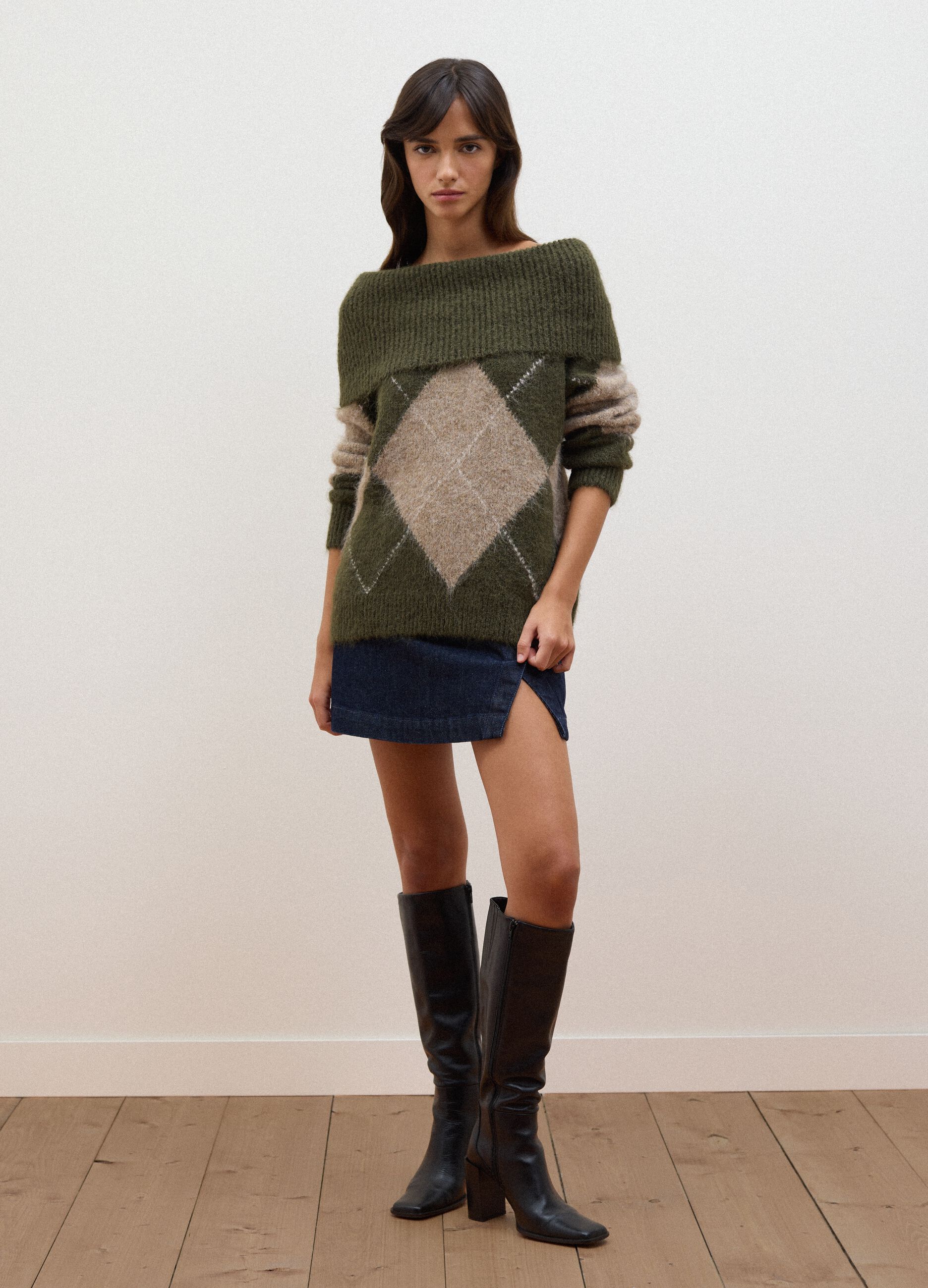 Maglione verde in lana elasticizzata con scollo a barchetta regular fit