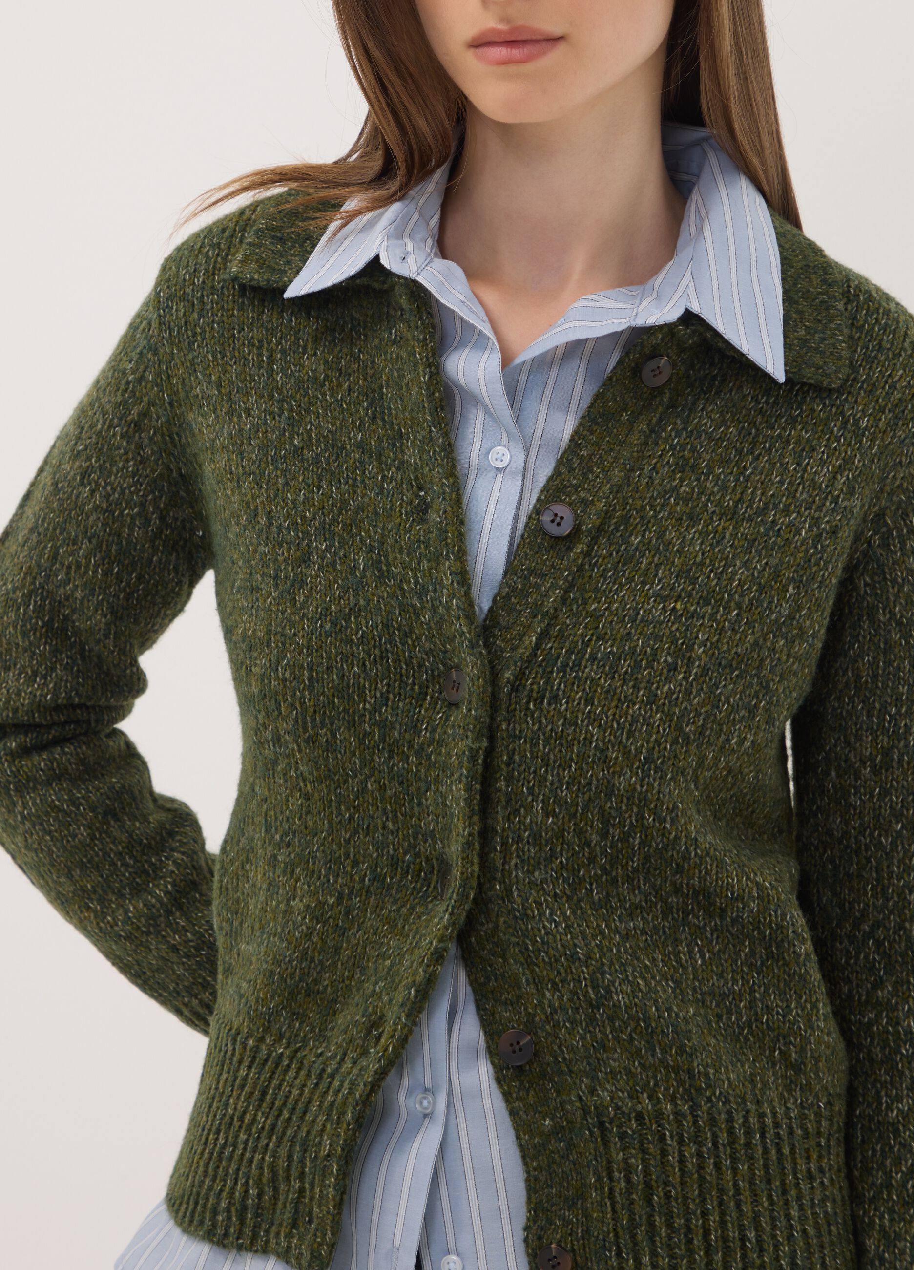 Cardigan verde in misto lana con colletto polo