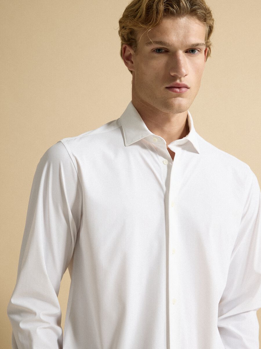 قميص أبيض بقصّة Slim Fit من قماش مرن قابل للتنفس مع تمدد رباعي الاتجاهات_2