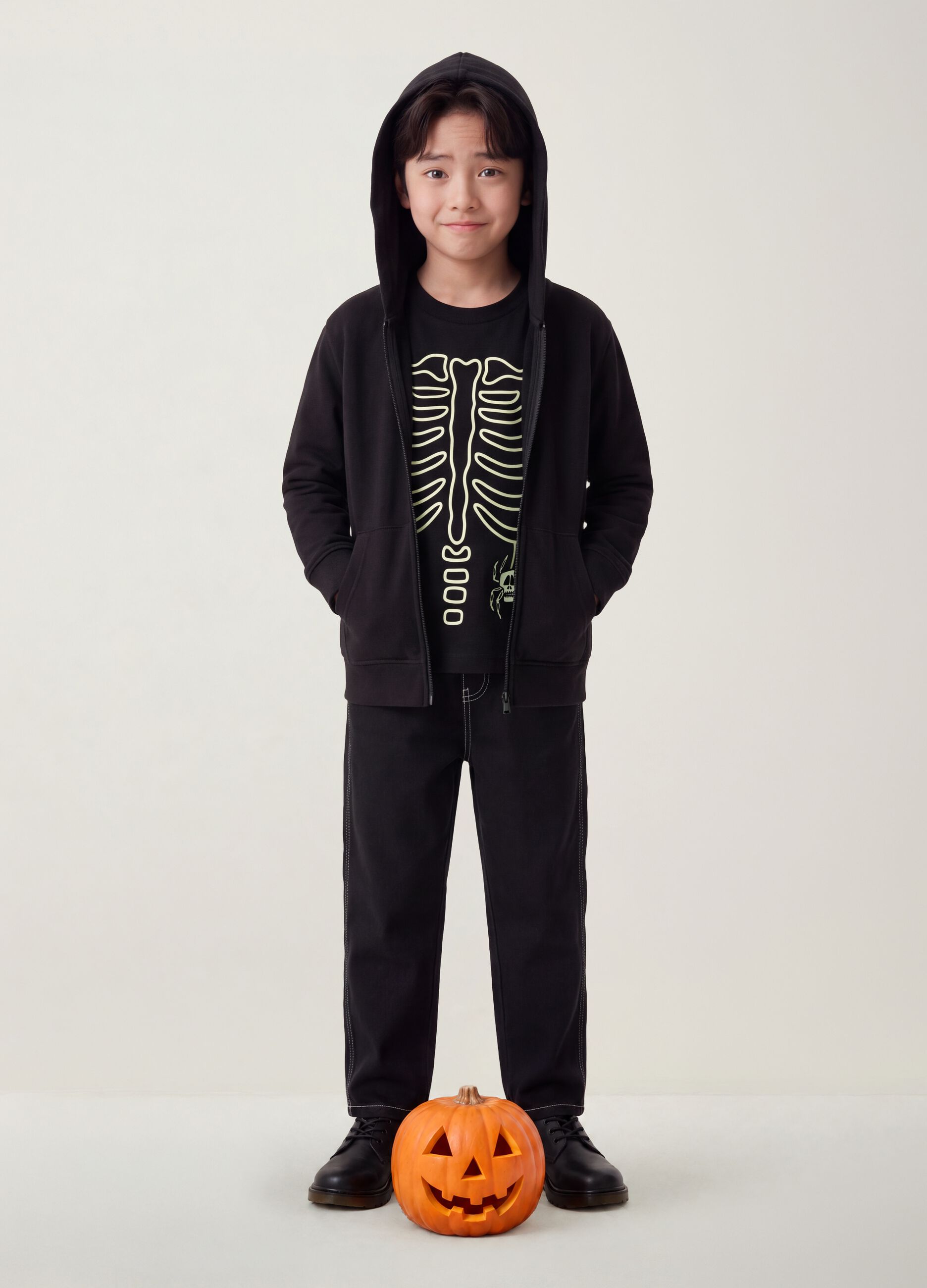 Jogger nero in misto cotone e viscosa con vita elasticizzata per bambino