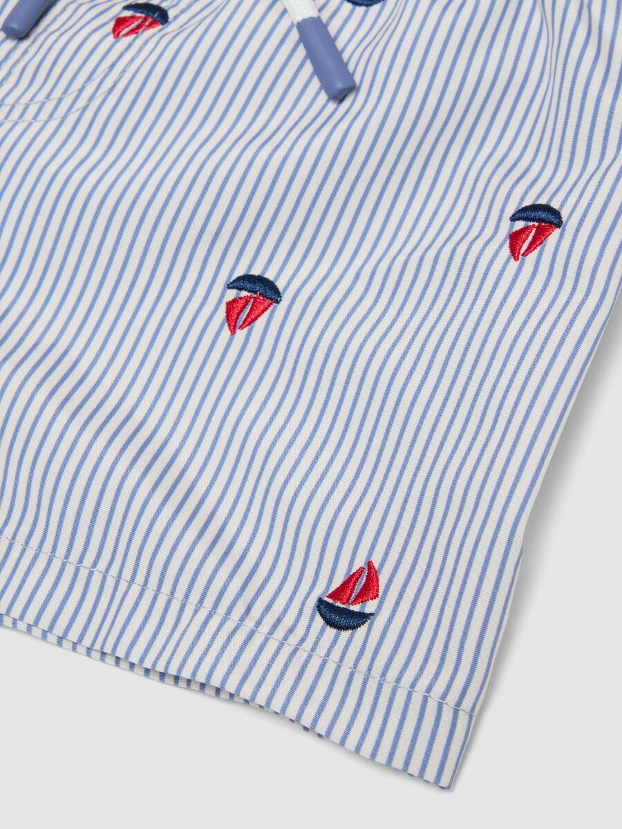 Blue striped baby swim shorts with embroidered boats_3