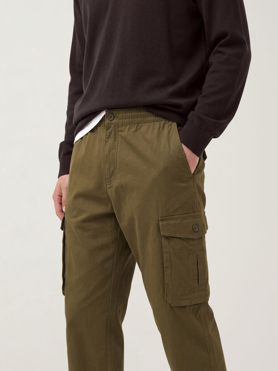 Pantaloni cargo verdi in cotone elasticizzato regular fit_2