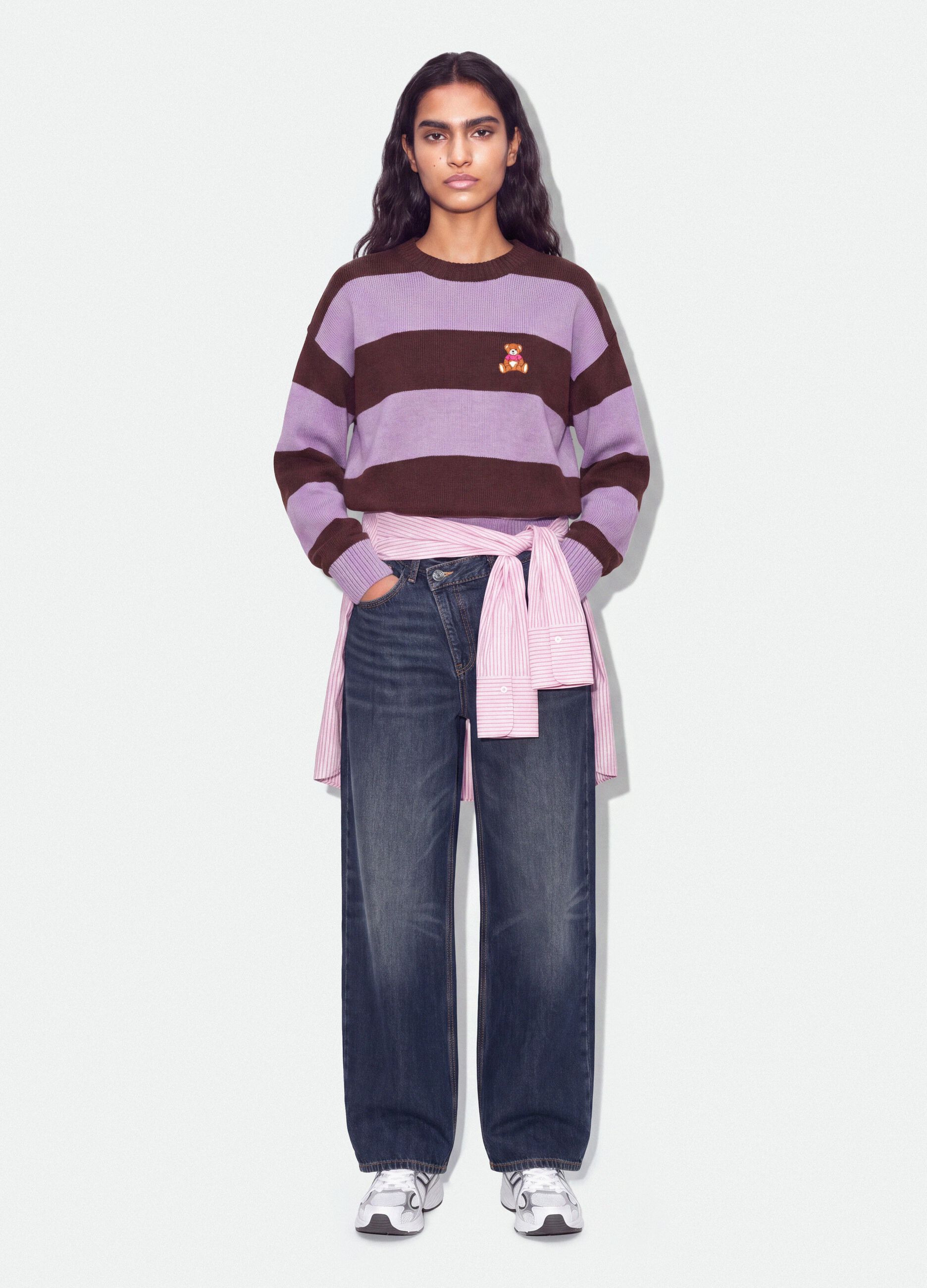 Maglia multicolor in misto viscosa a righe con ricamo orsetto regular fit