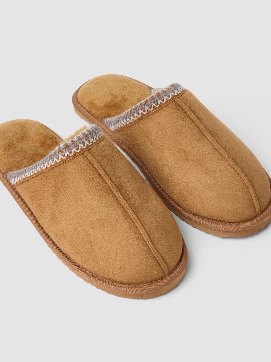 Brown cosy home slippers with warm lining_1