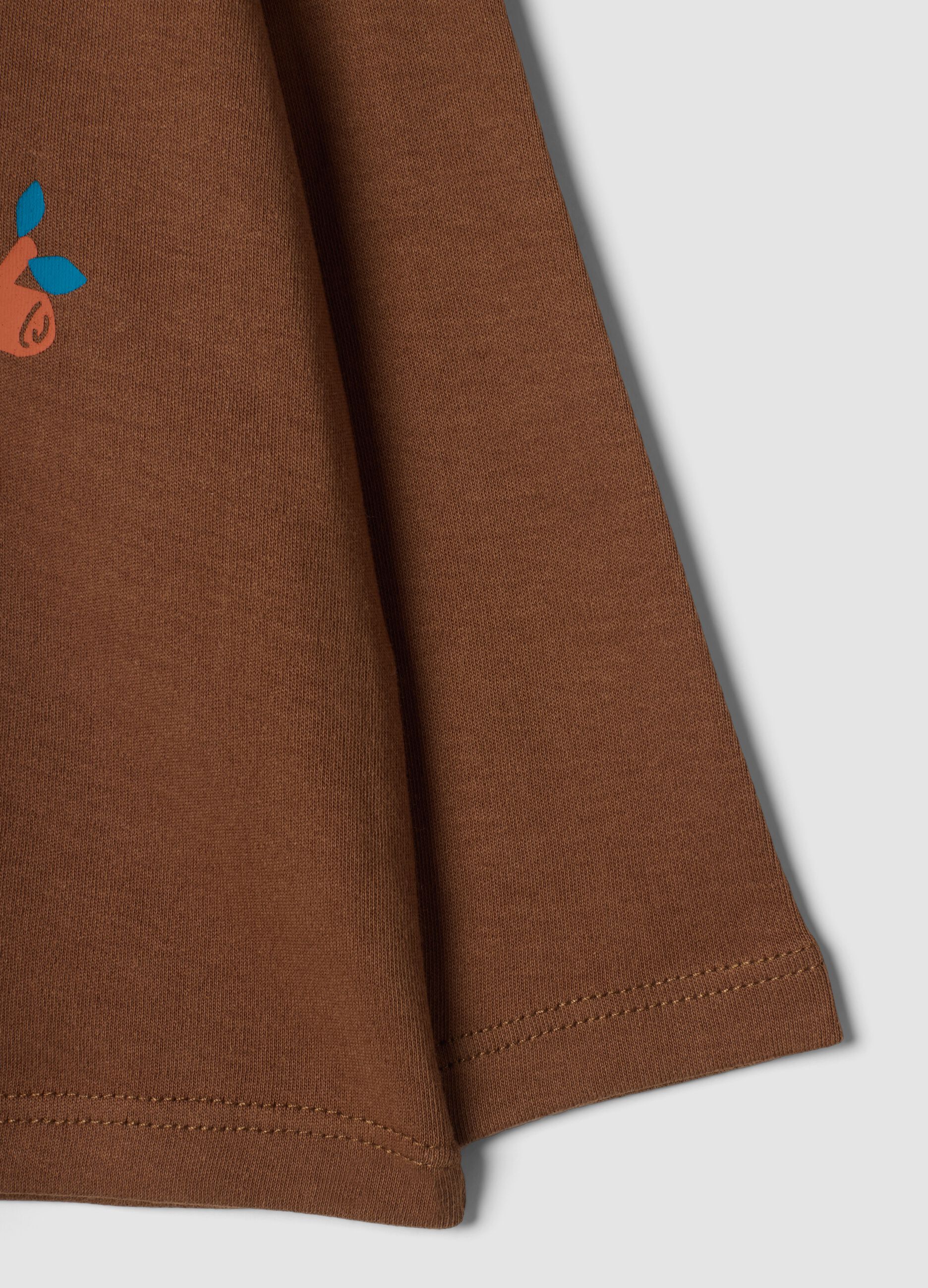 Maglia marrone scuro in puro cotone organico con dolcevita