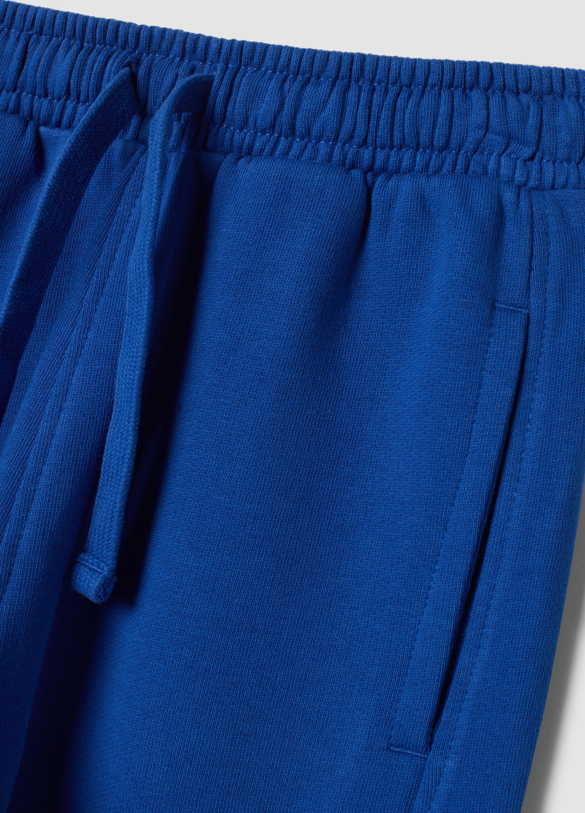 Pantaloni jogger blu in puro cotone organico con stampa