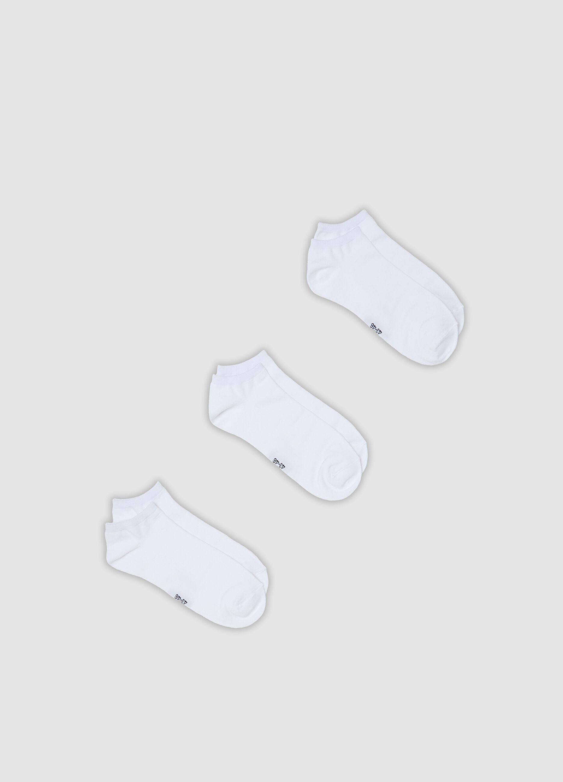 3-pack of white sports ankle socks in stretch fabric