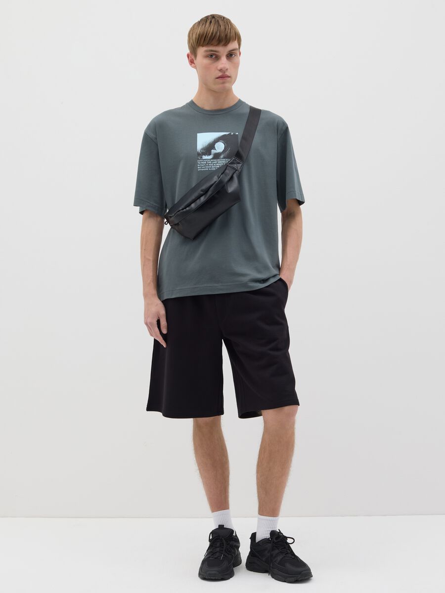 Men&rsquo;s green boxy-fit T-shirt in 100% cotton with print_1