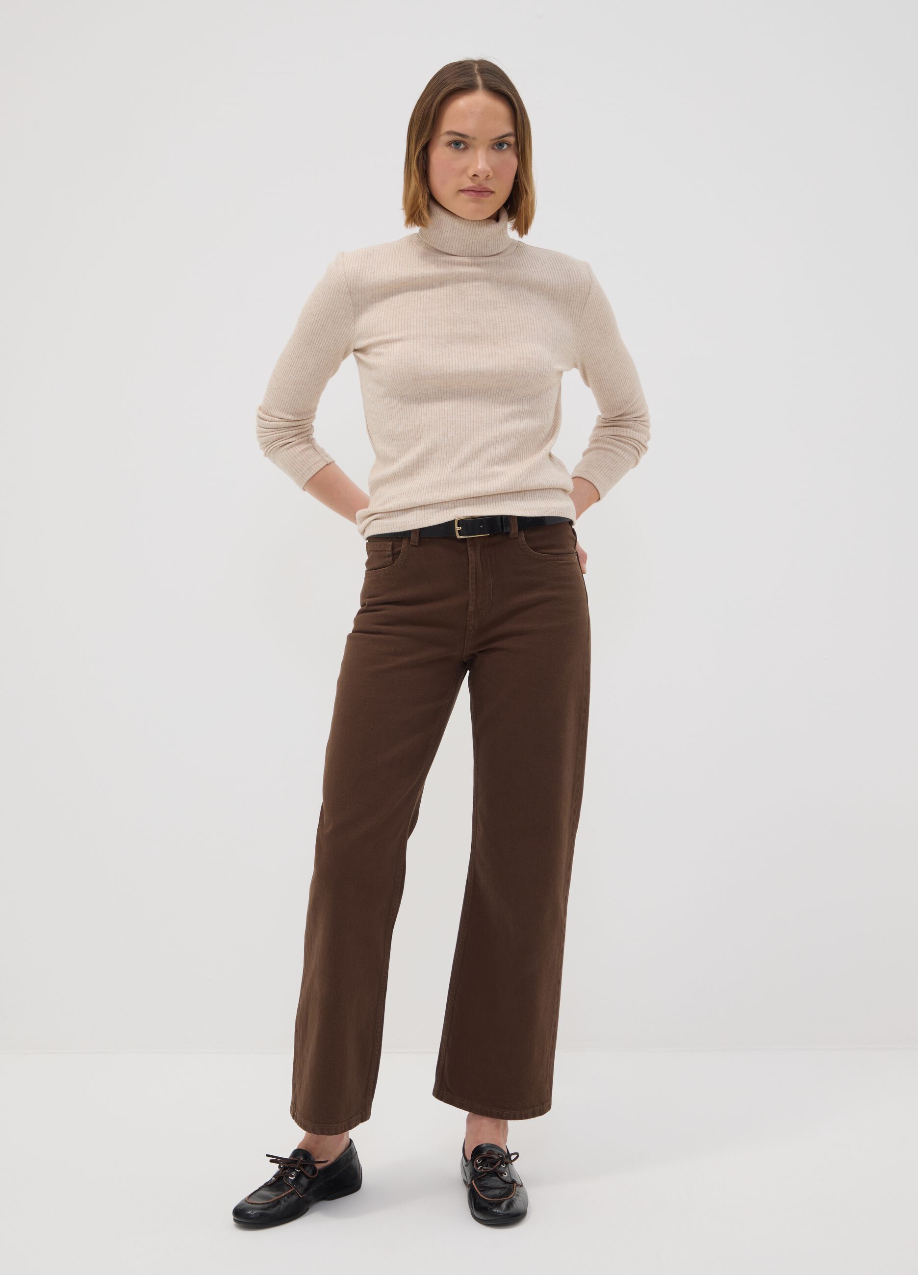 Maglia beige in misto viscosa a coste con girocollo