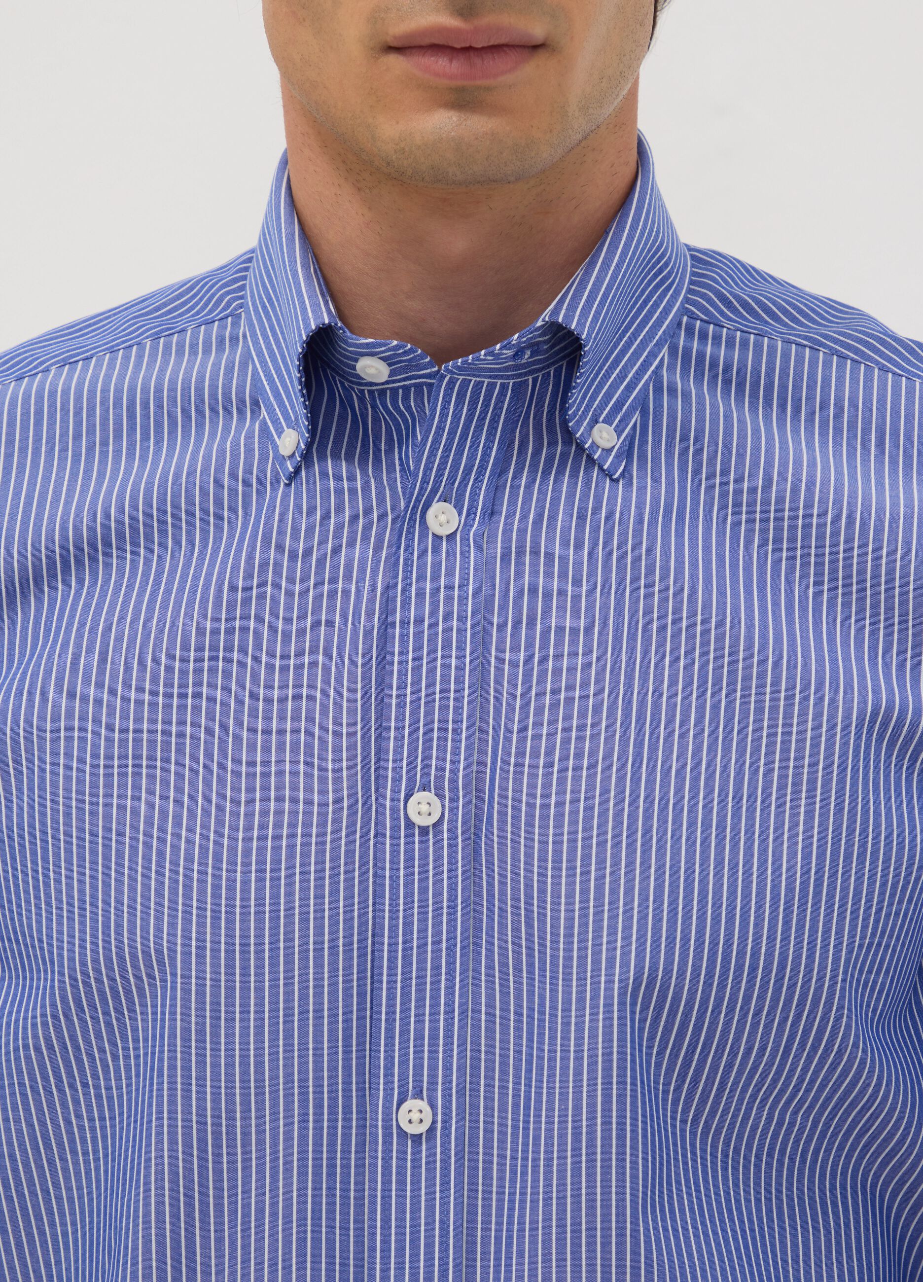 قميص أزرق بمزيج من القطن بياقة زرّية (Button-Down) بقصّة سليم وسهل الكيّ
