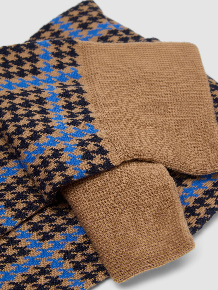 Brown long socks in stretch cotton with houndstooth pattern_1