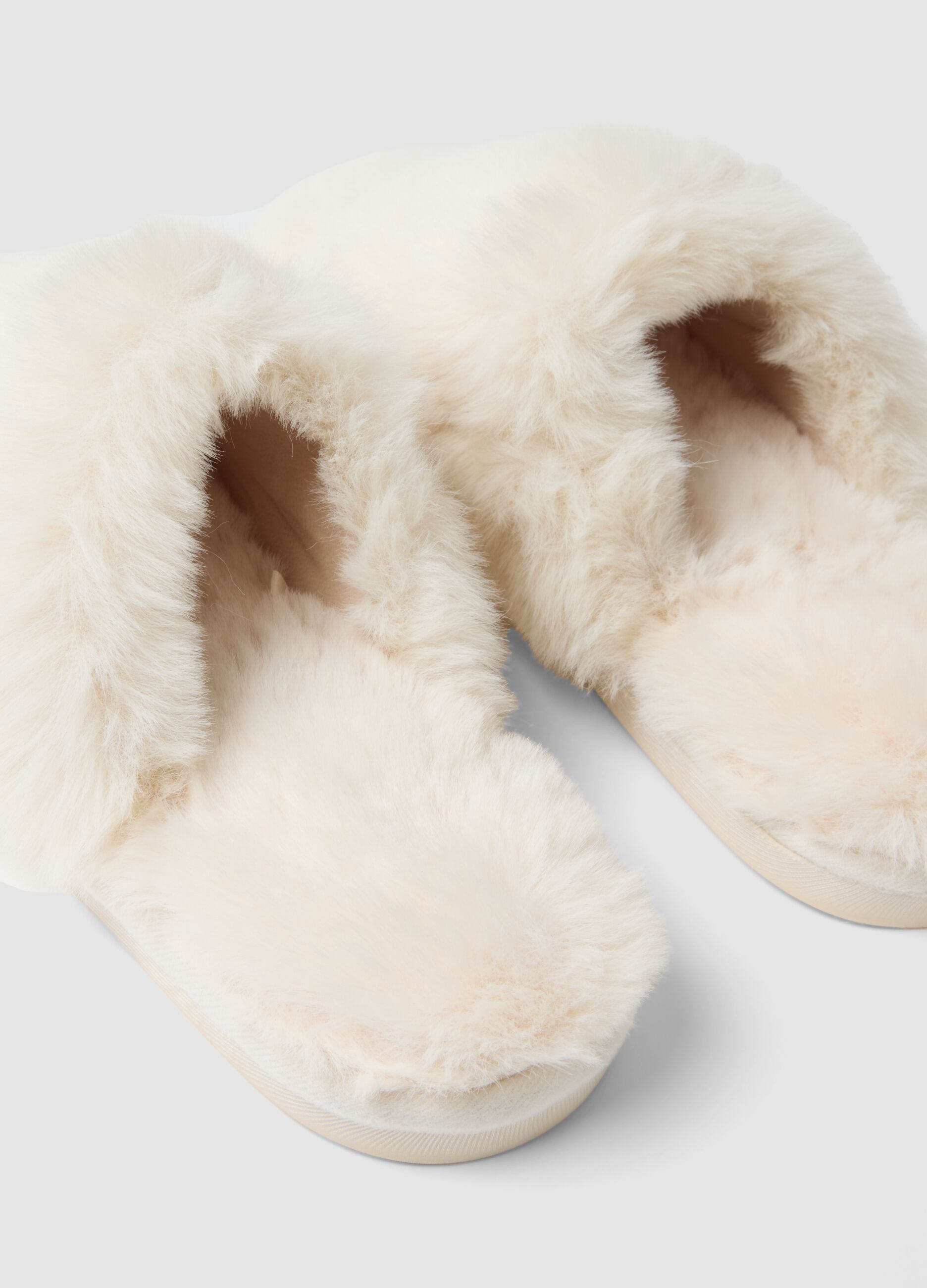 Pantofole bianche aperte sul tallone