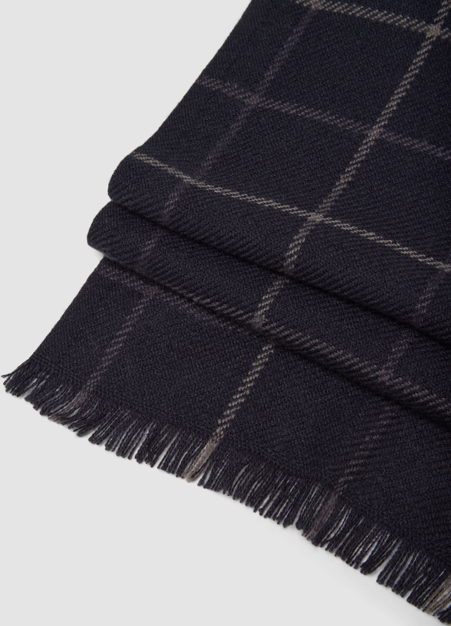 Sciarpa blu navy a quadri con frange
