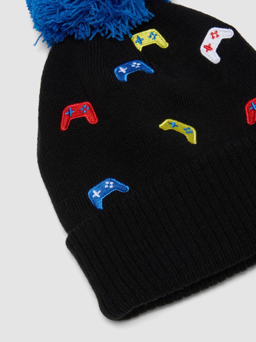Black hat with blue pompom_2