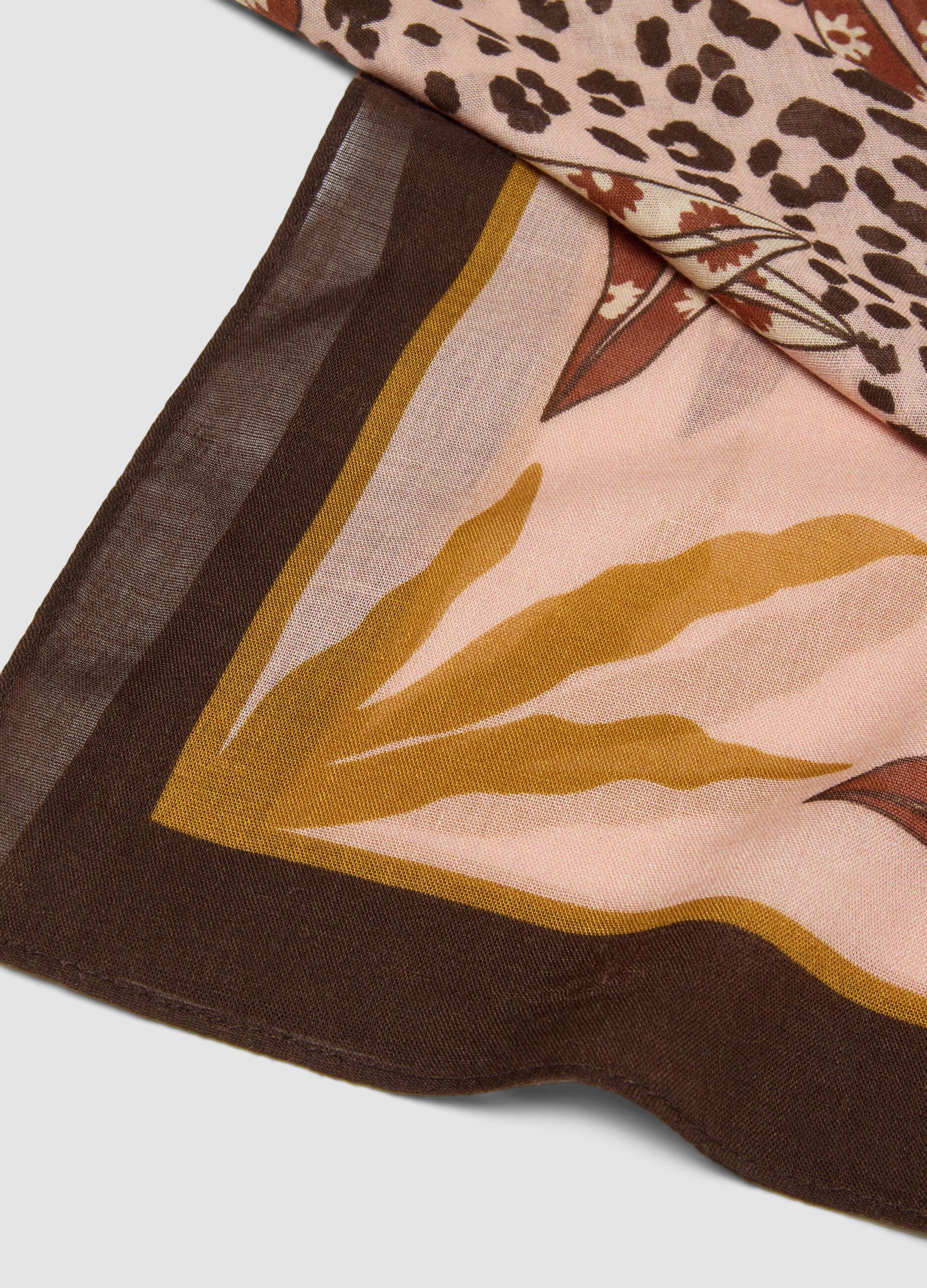 Foulard marrone in misto viscosa e lana con fantasia
