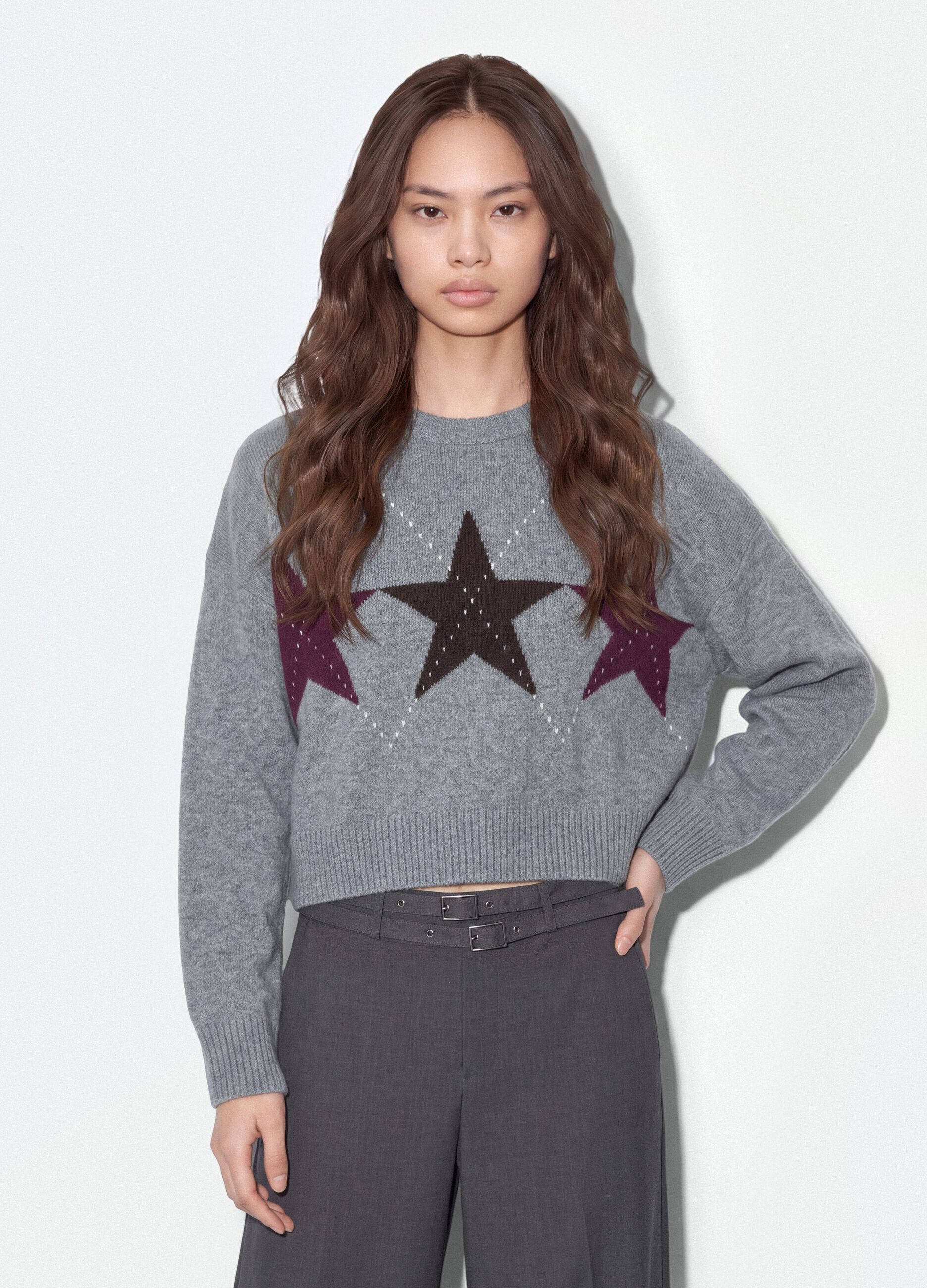 Maglia grigia in tessuto elasticizzato con motivo a stelle over fit