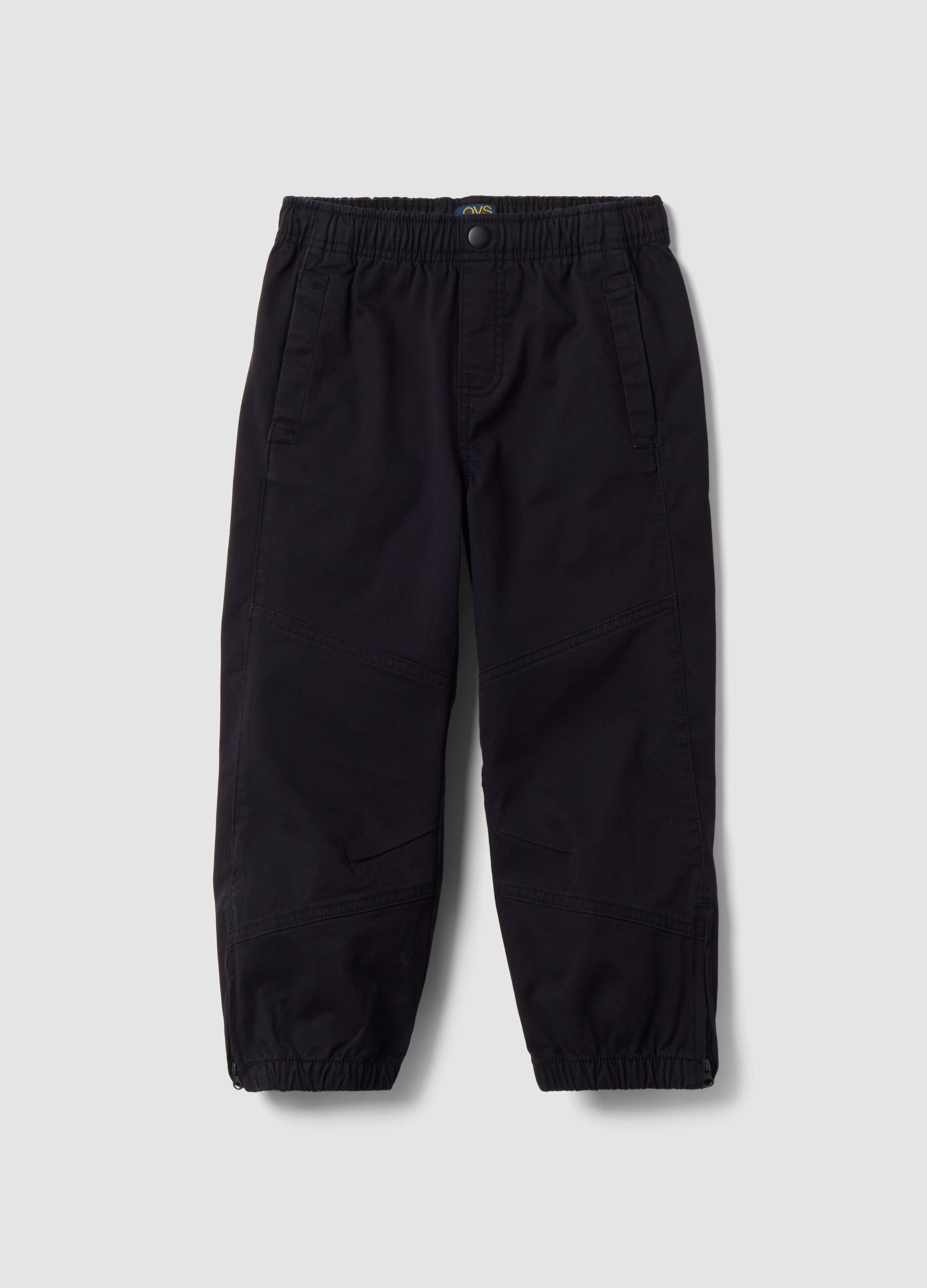 Pantaloni neri in cotone elasticizzato con fondo elasticizzato per bambino