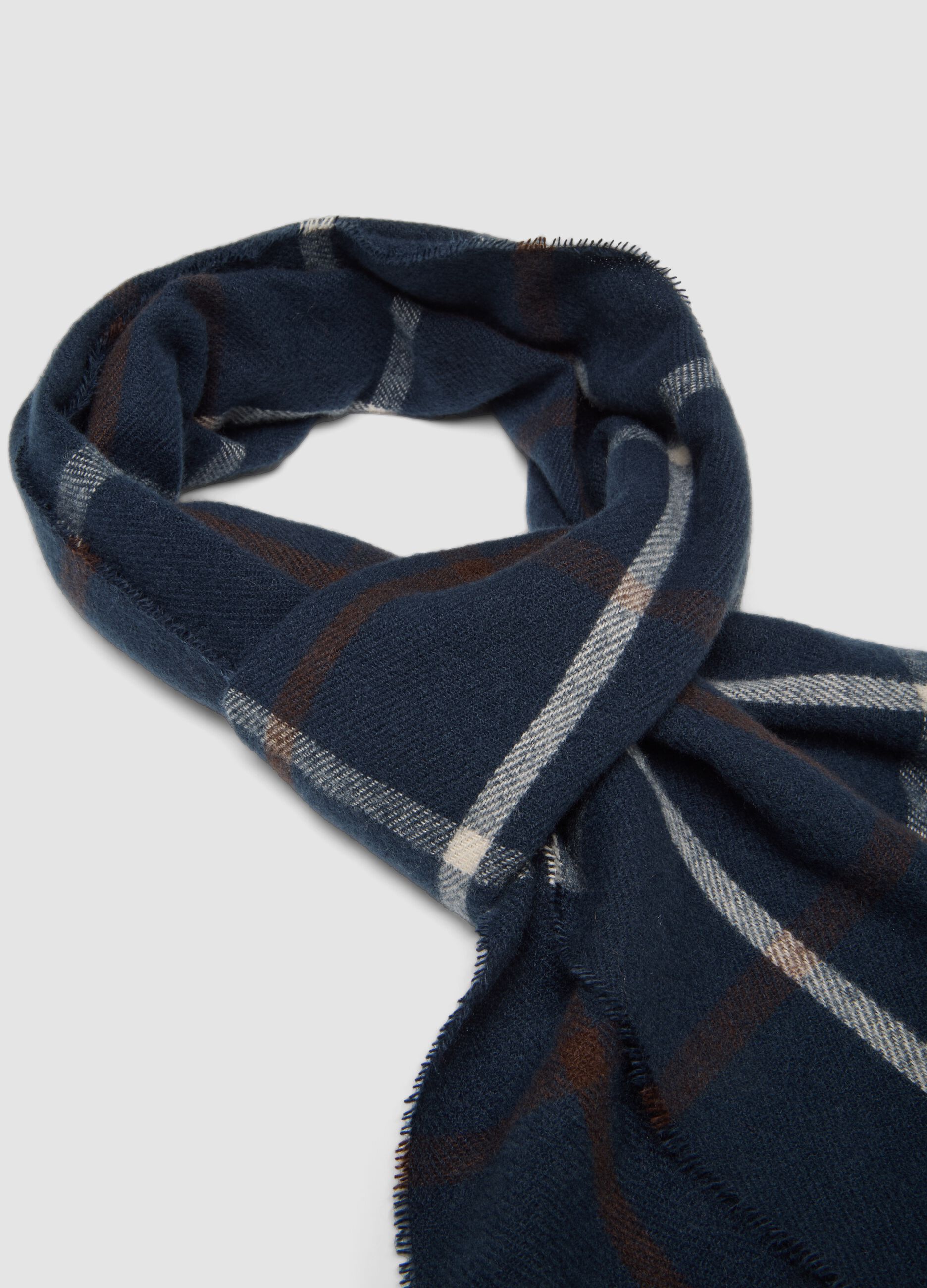 Sciarpa blu navy a quadri con frange