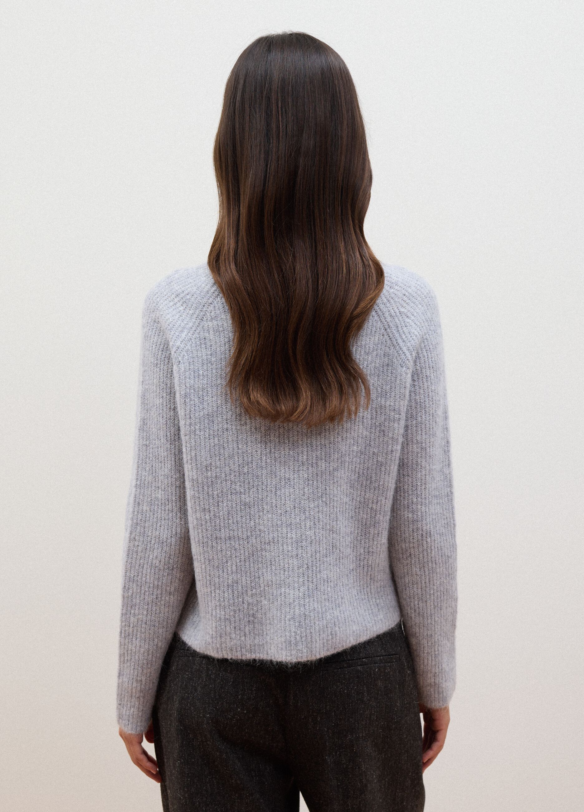 Maglia grigia in lana e alpaca elasticizzato girocollo