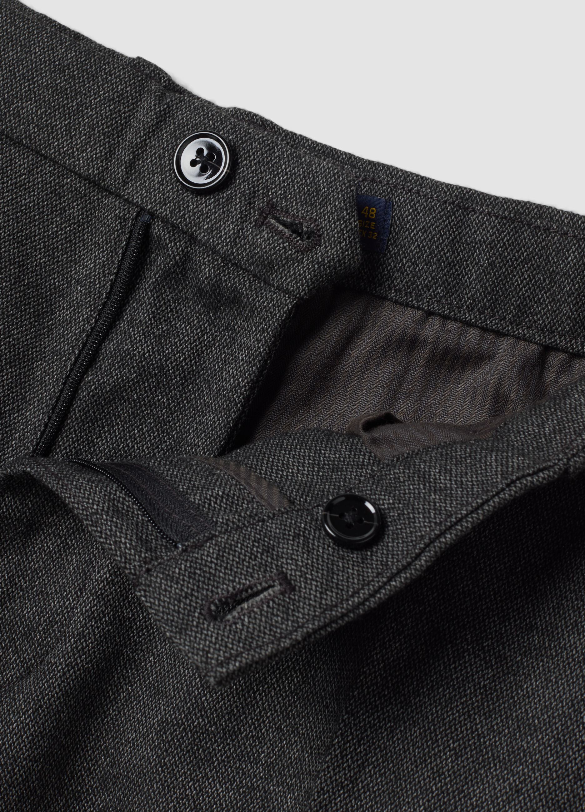 Pantaloni chino grigio e nero in viscosa elasticizzata