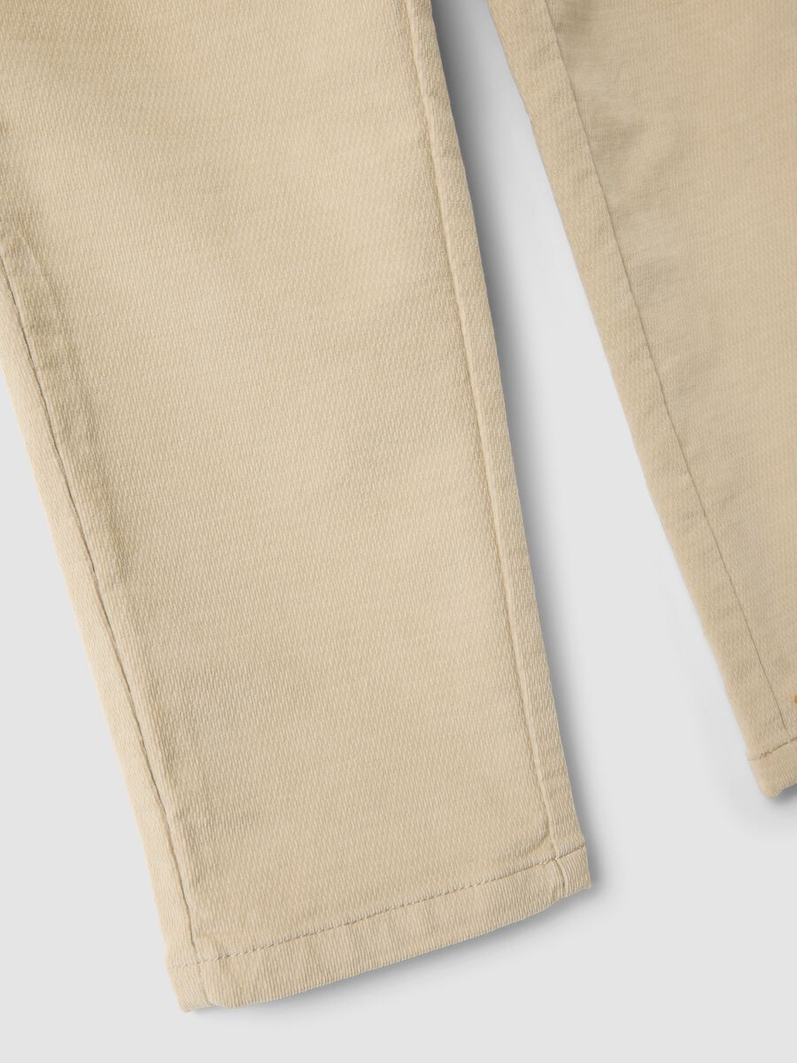 Pantaloni chino beige in cotone elasticizzato a coste_2
