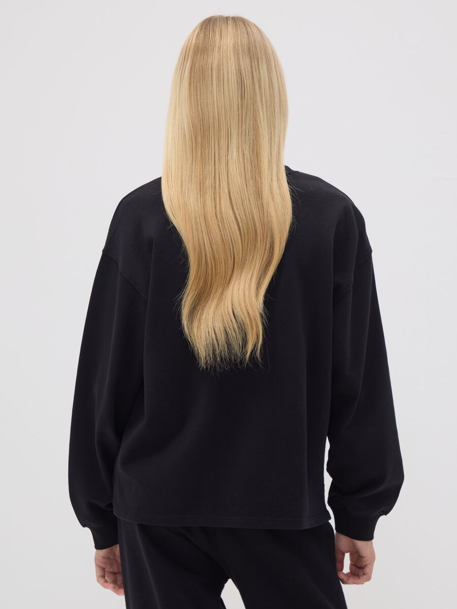 Black pure cotton sweatshirt with front slogan, relaxed fit, for girls_2