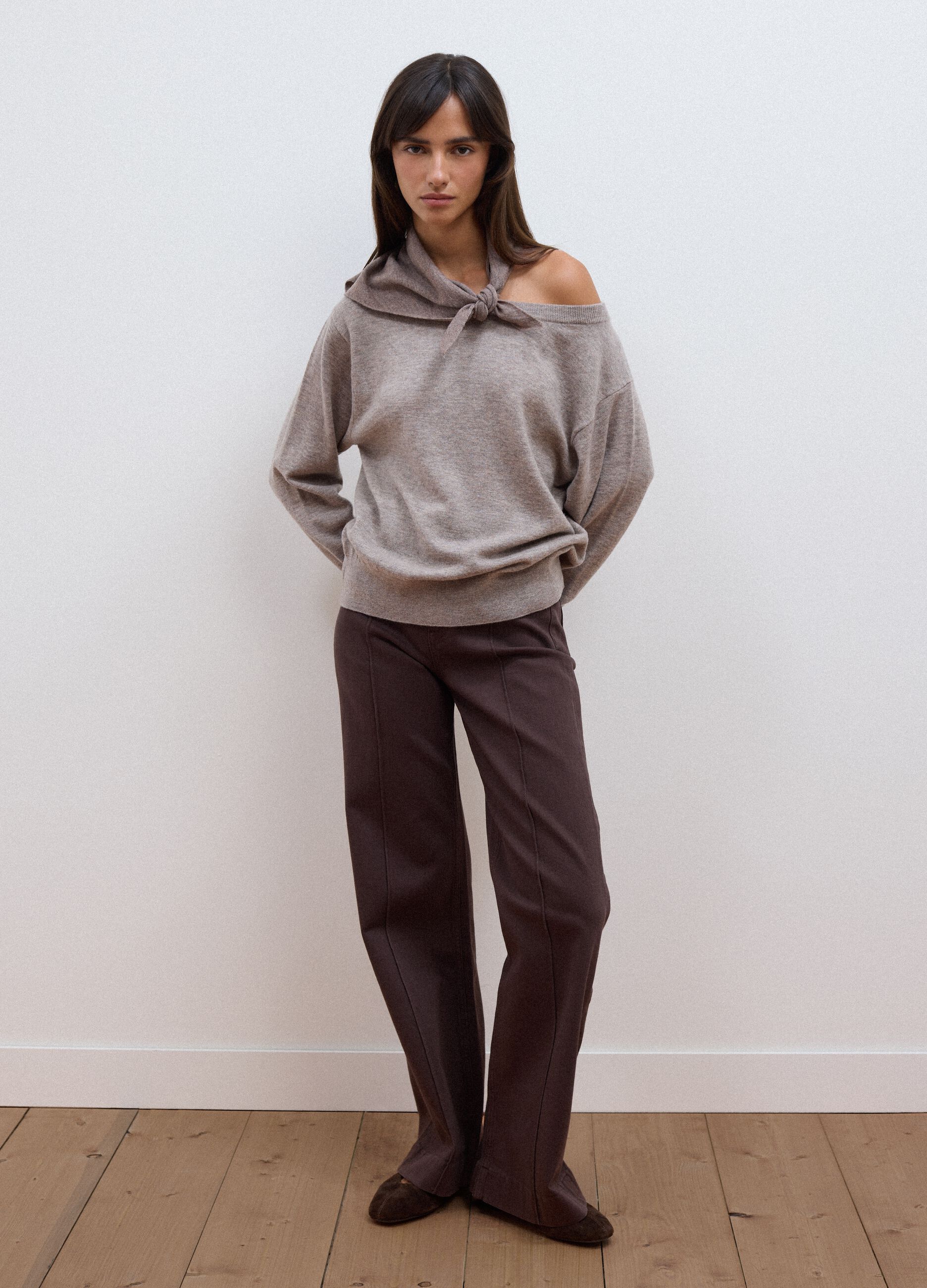 Maglia grigia in pura lana con scollo a barchetta