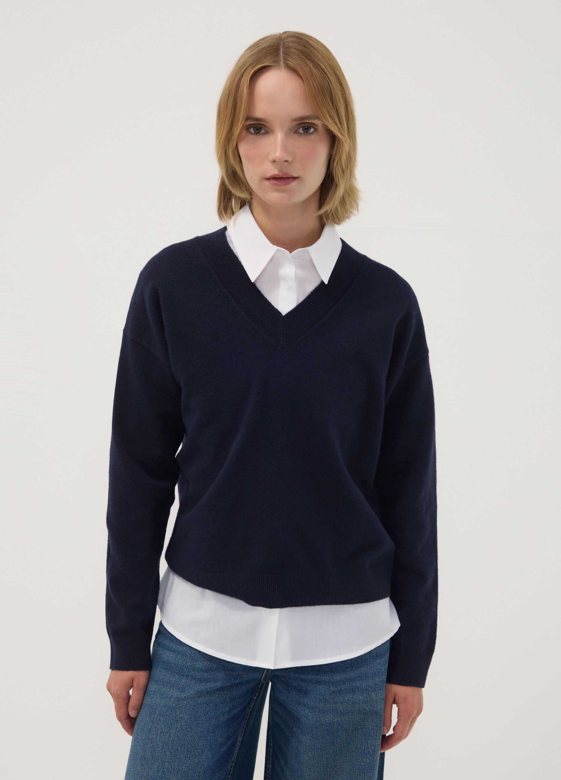 Maglia blu in lana elasticizzata scollo profondo a V regular fit
