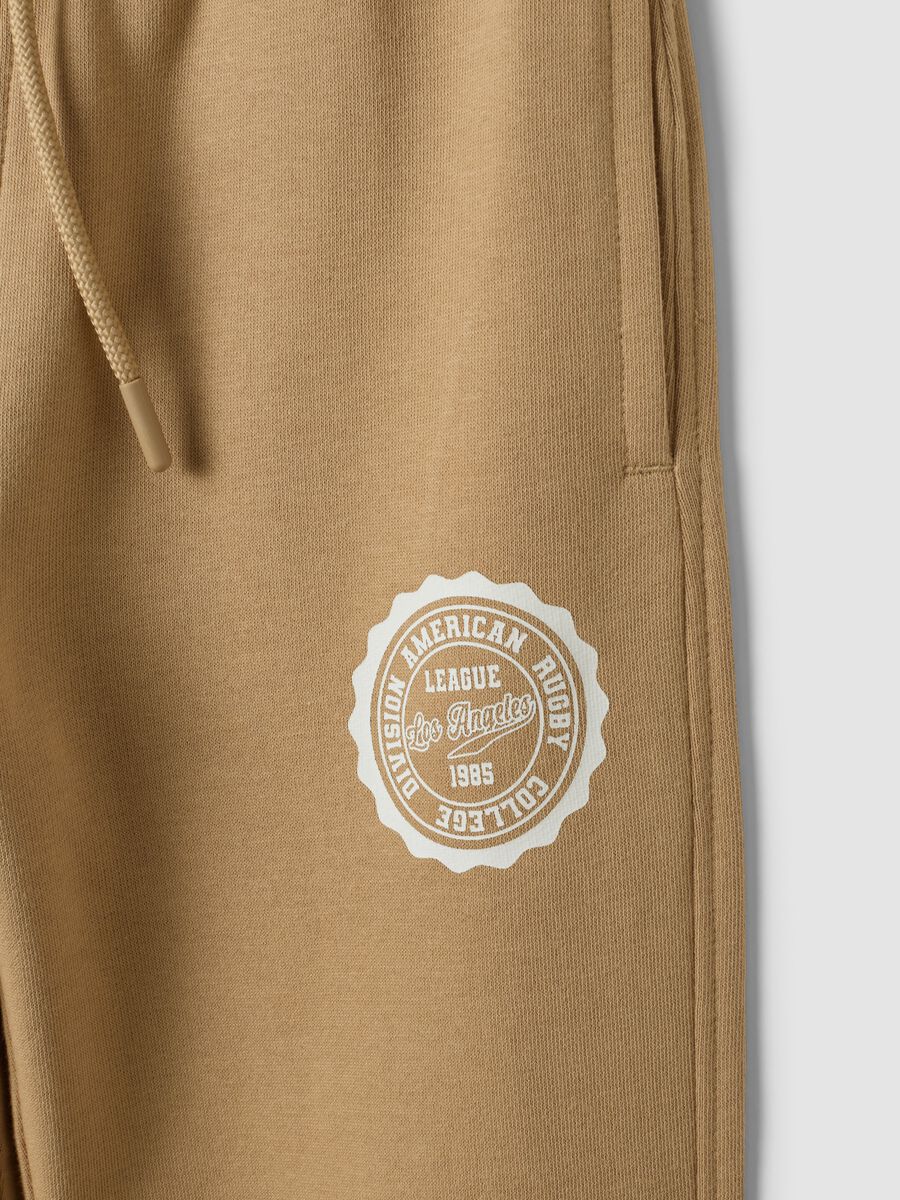 Beige cotton-viscose blend joggers with contrasting print for boys_3
