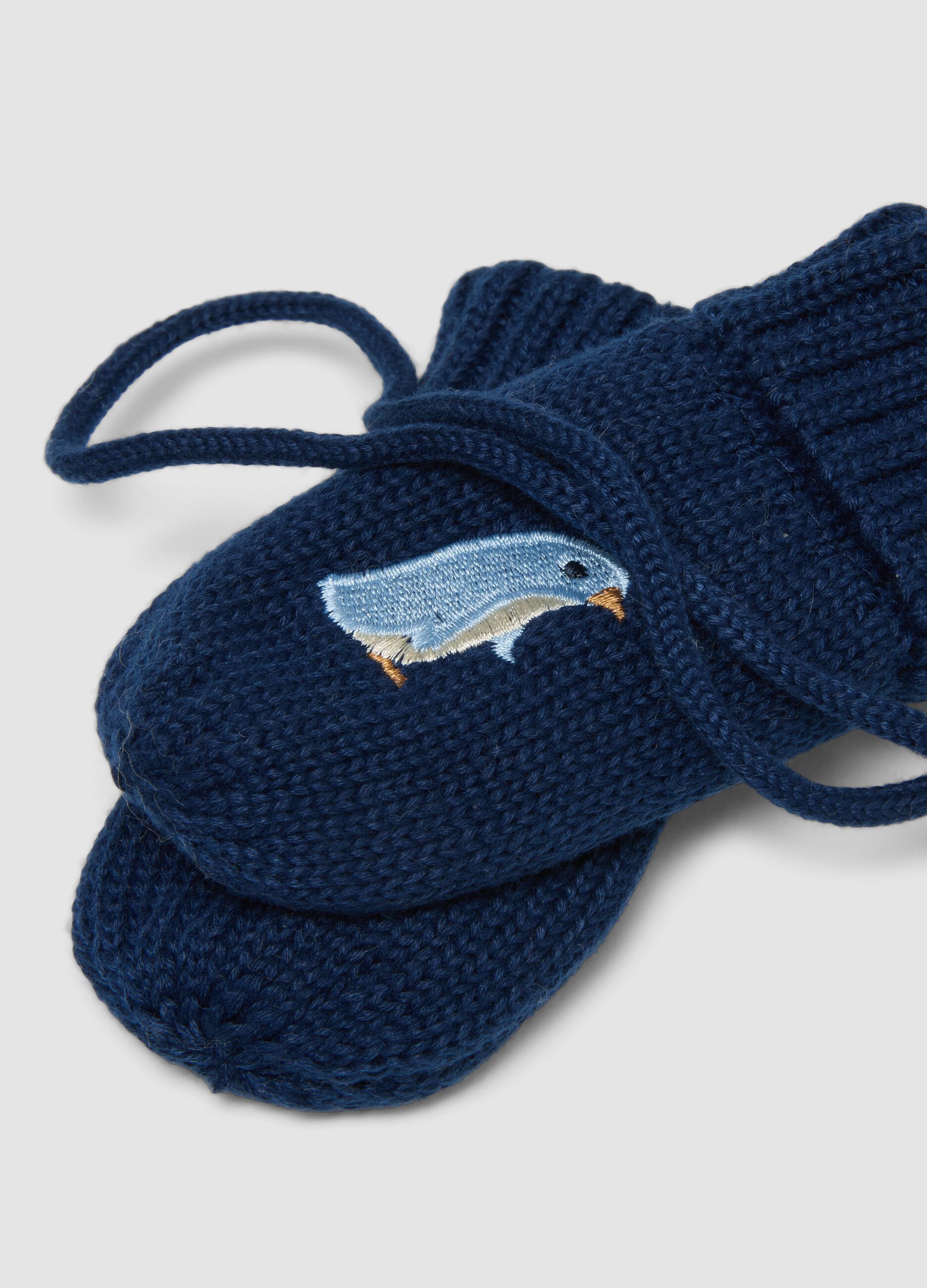 Set blu con cappello e muffole in maglia jacquard