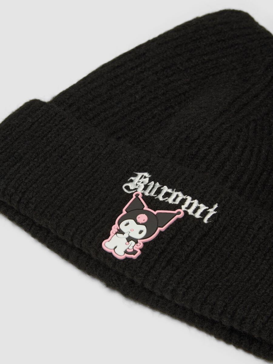 Cappello nero in misto lana elasticizzata a costine con ricamo Kuromi_2