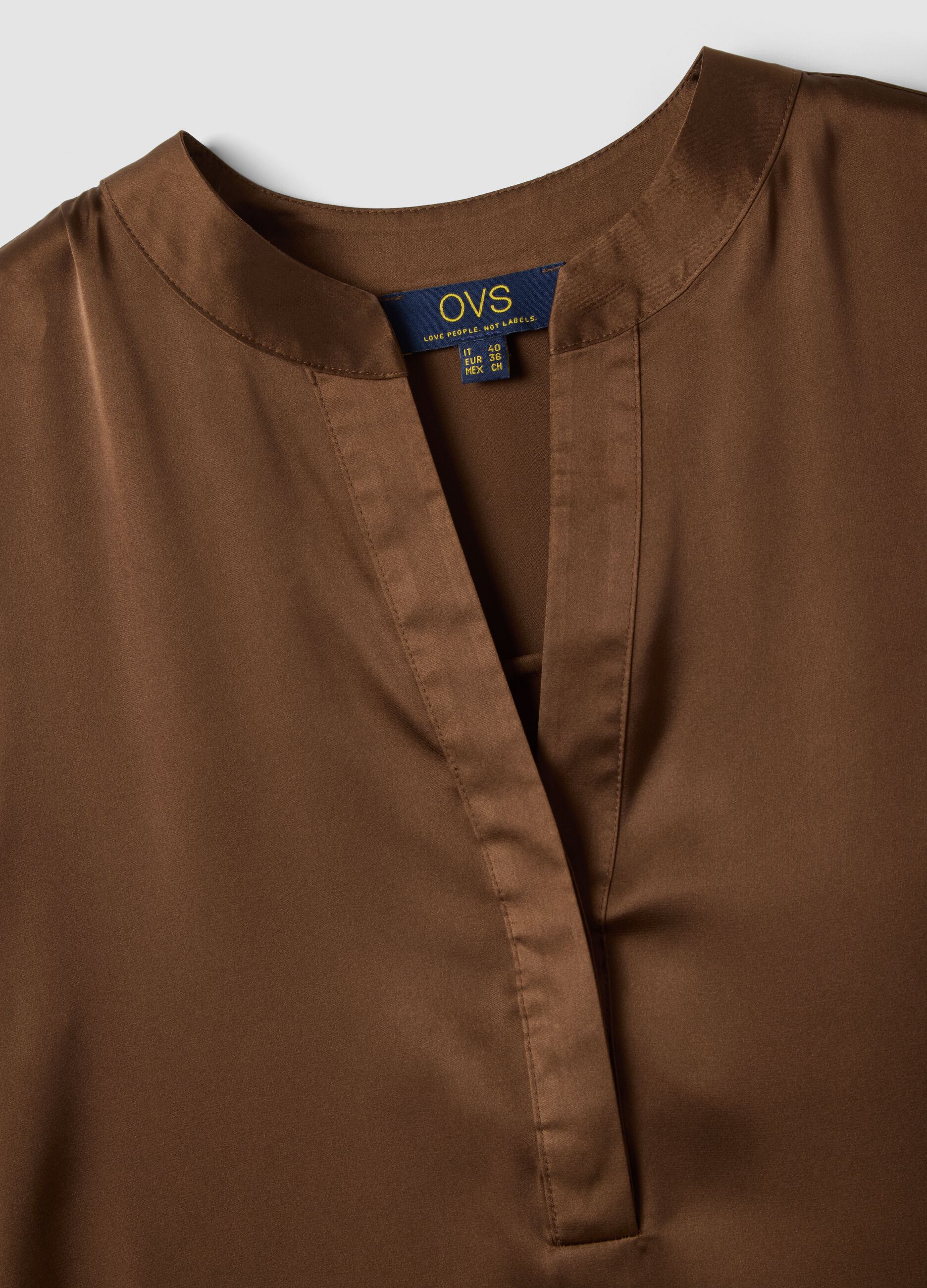Camicia marrone in tessuto elasticizzato con collo coreano