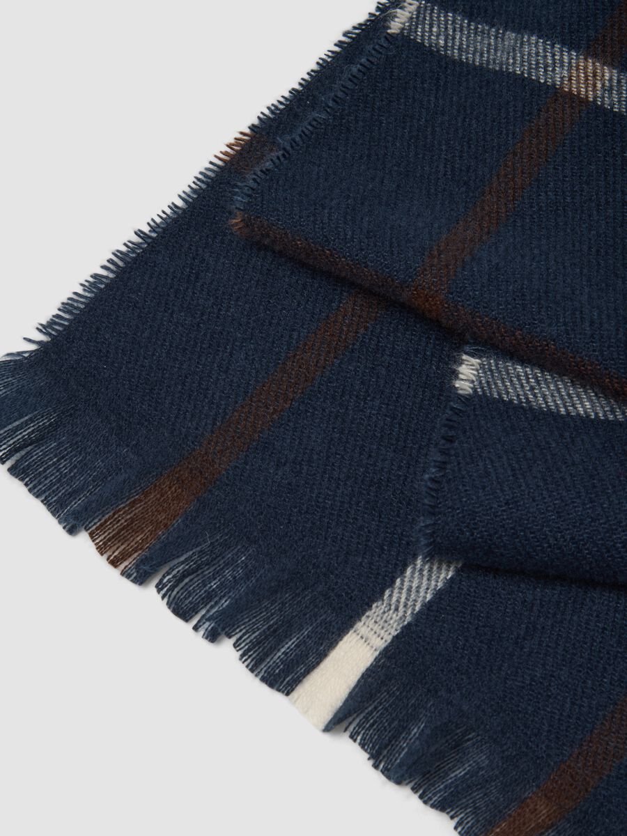 Navy checked scarf with fringes_2